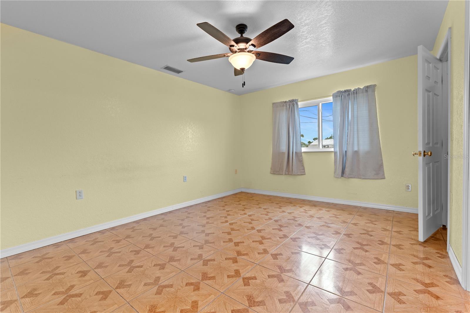 Image 23 of 33 For 5527 Fairway Drive S