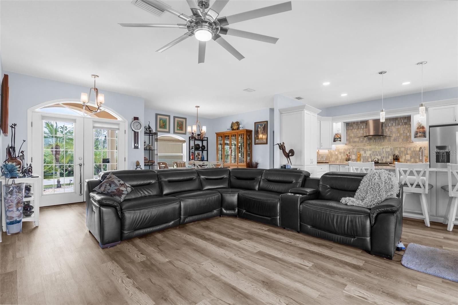Image 11 of 48 For 2911 Riverside Drive