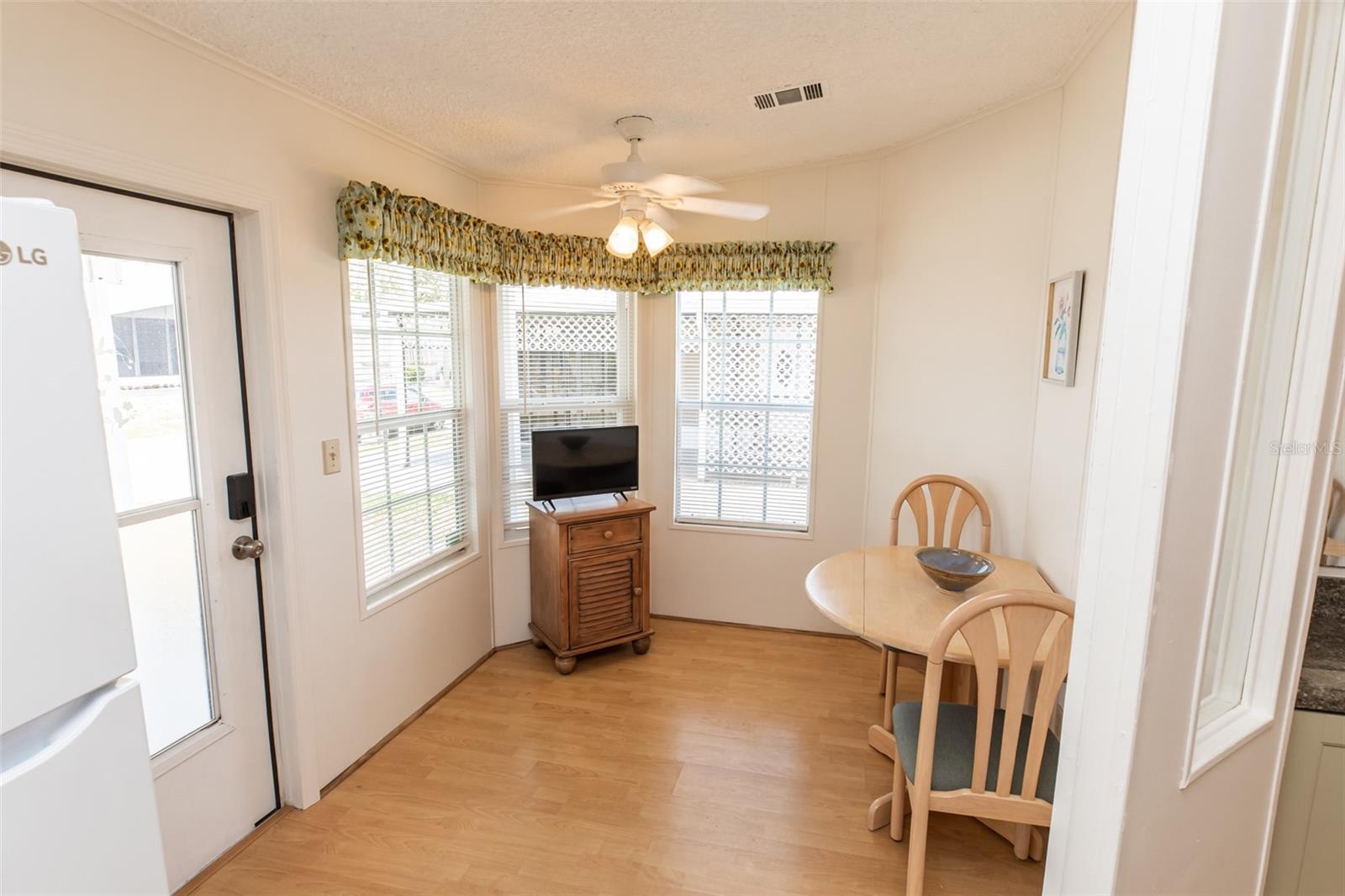 Image 4 of 42 For 713 Riverview Circle
