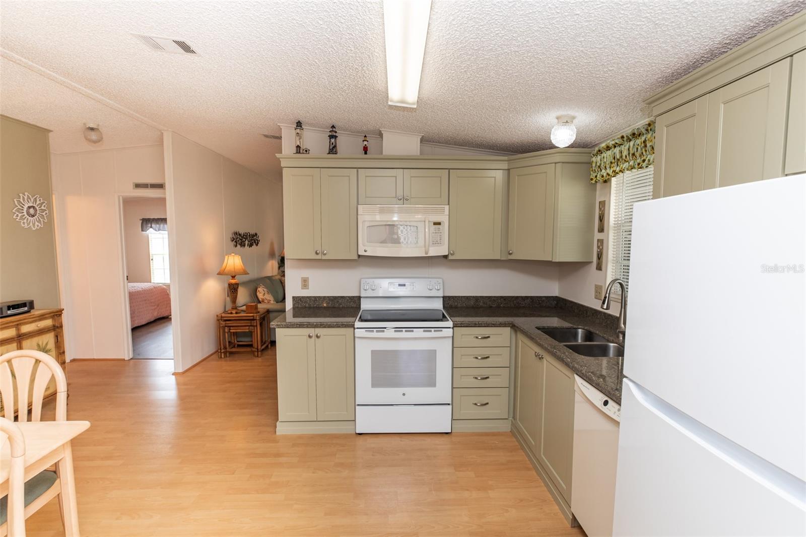 Image 5 of 42 For 713 Riverview Circle