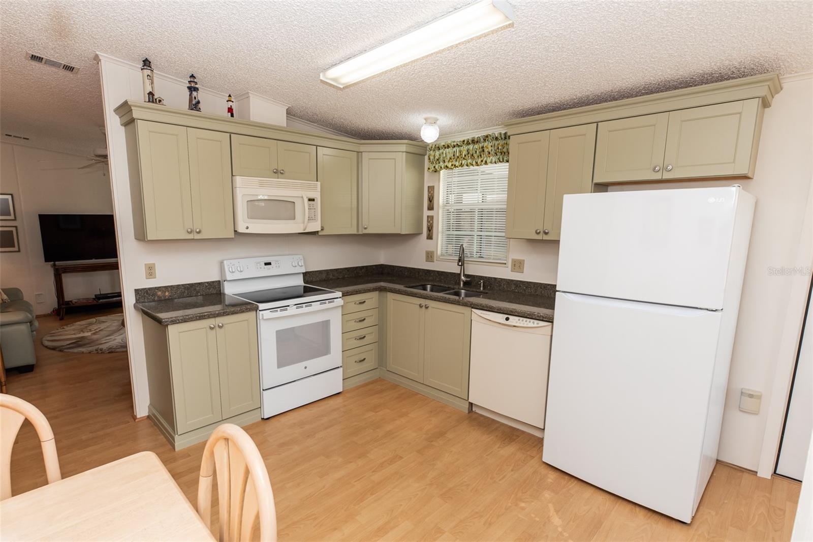 Image 6 of 42 For 713 Riverview Circle