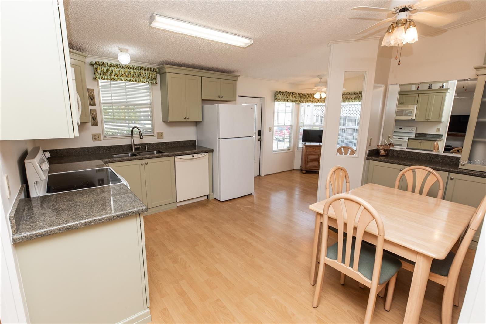 Image 8 of 42 For 713 Riverview Circle