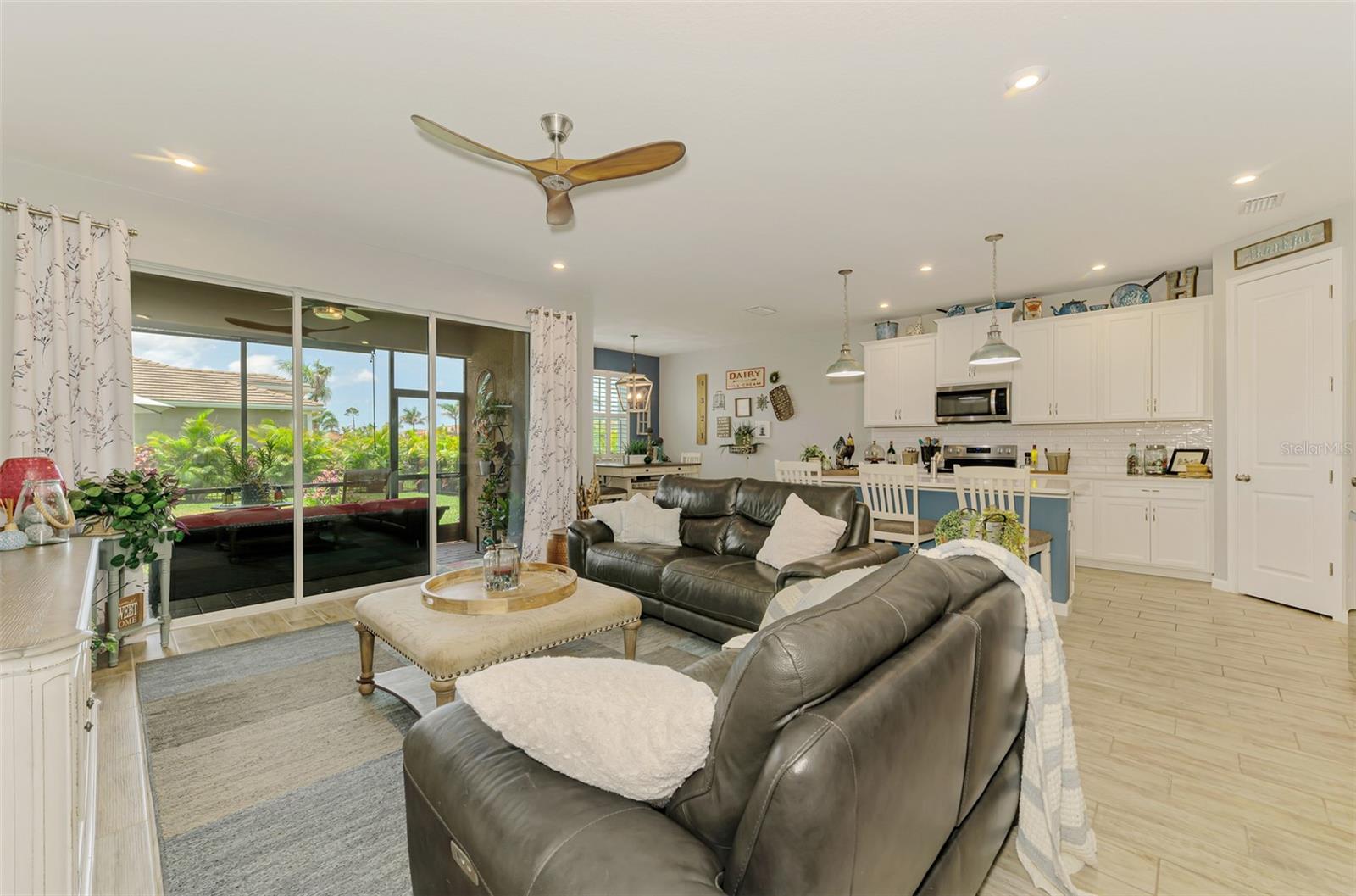 Image 13 of 98 For 11819 Sistine Lane