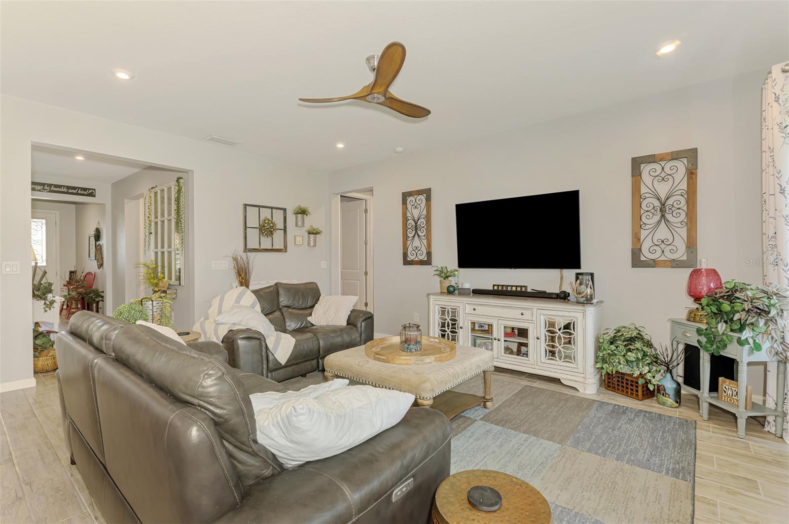 Image 14 of 98 For 11819 Sistine Lane