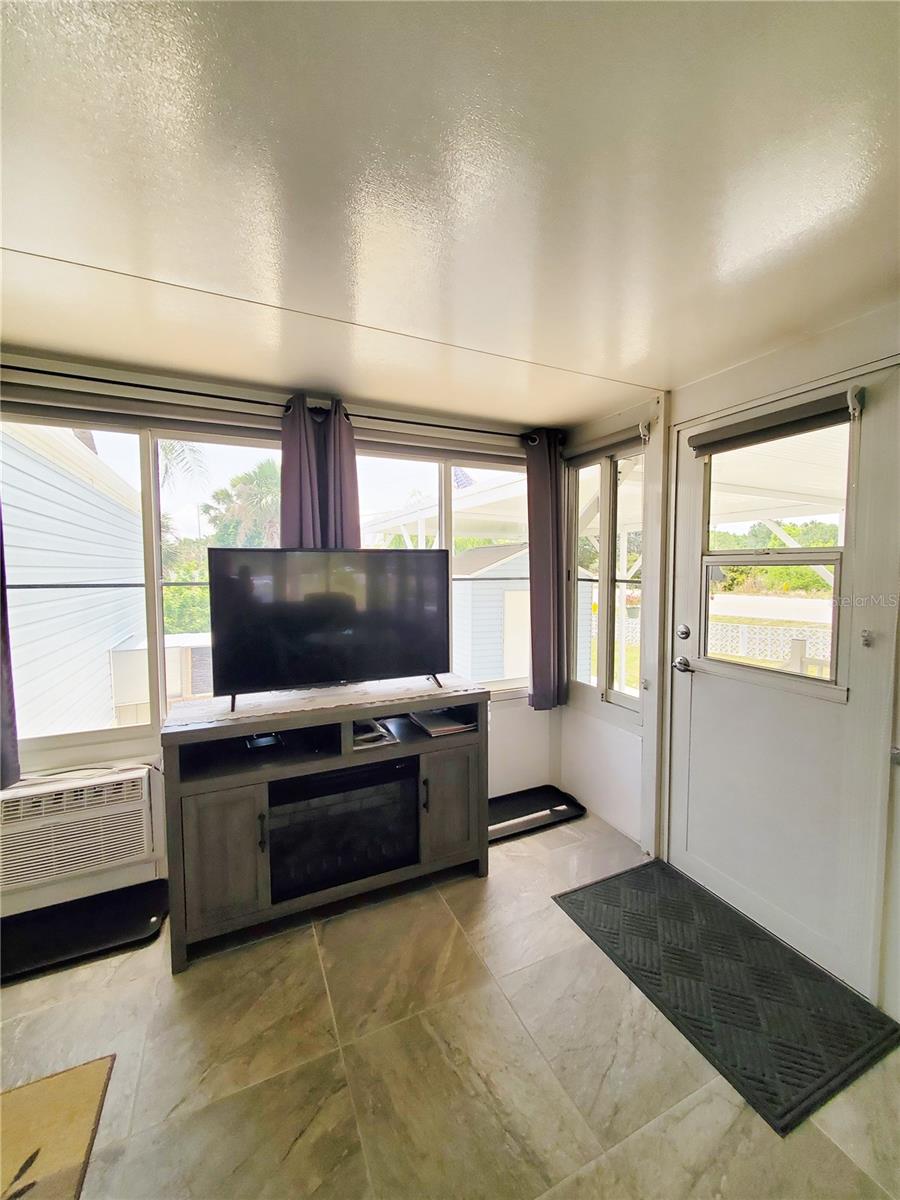 Image 6 of 47 For 24437 Harborview Rd  114