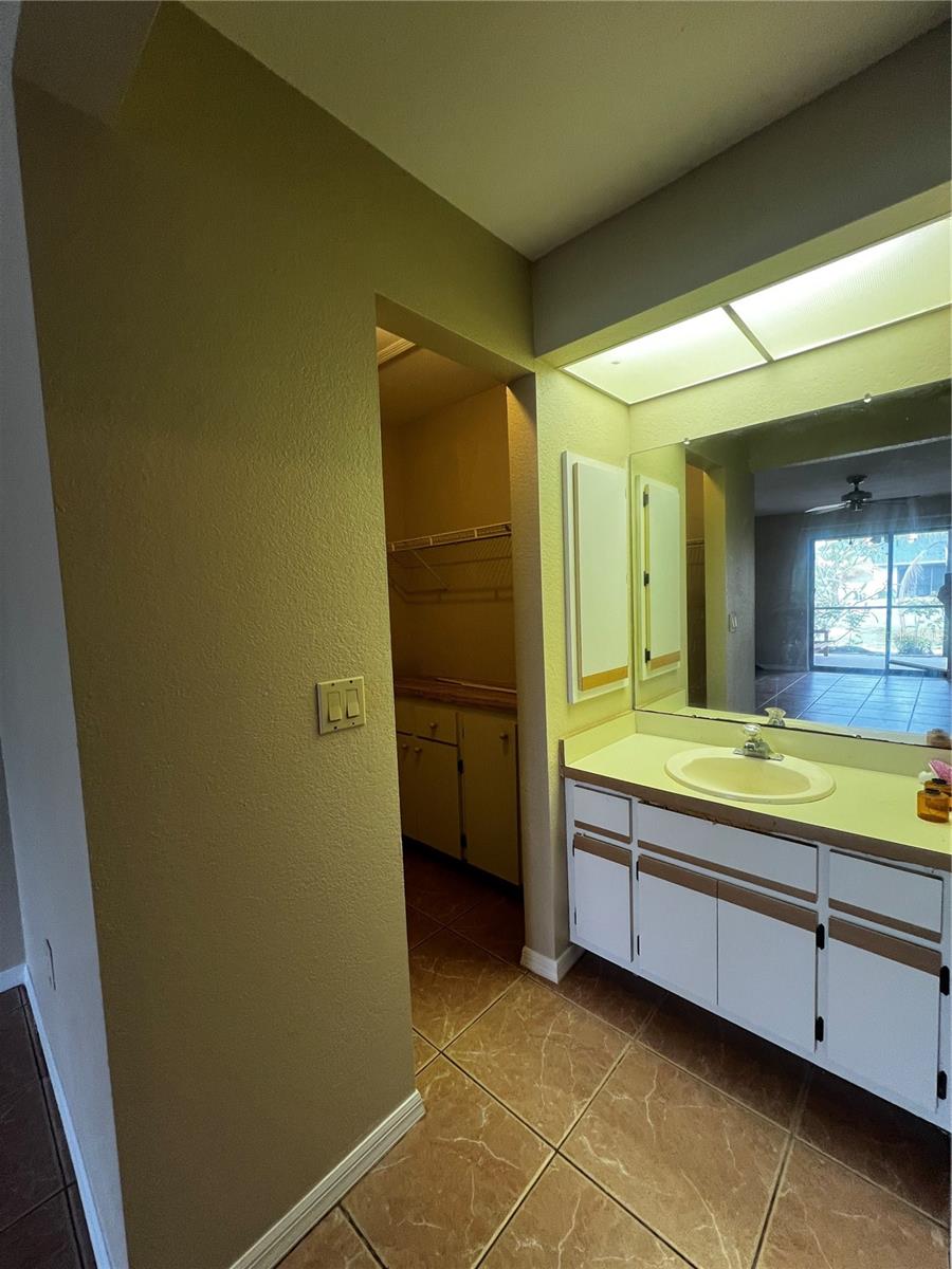 Image 21 of 42 For 24540 Harborview Road H1