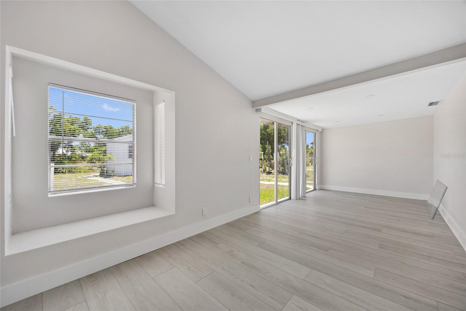 Image 12 of 31 For 10517 Greenway Avenue