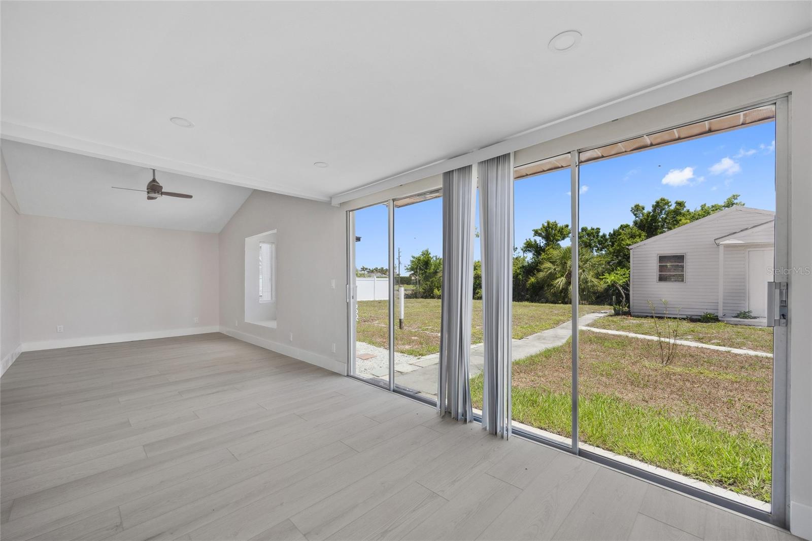 Image 13 of 31 For 10517 Greenway Avenue