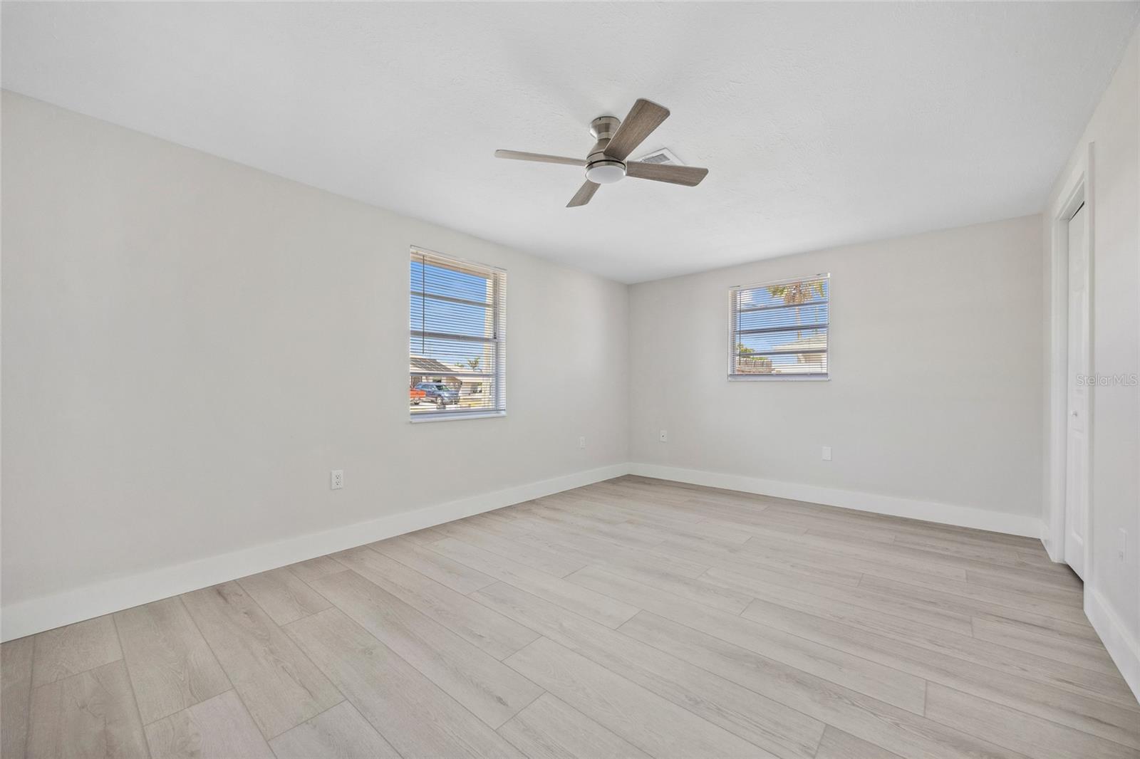 Image 14 of 31 For 10517 Greenway Avenue