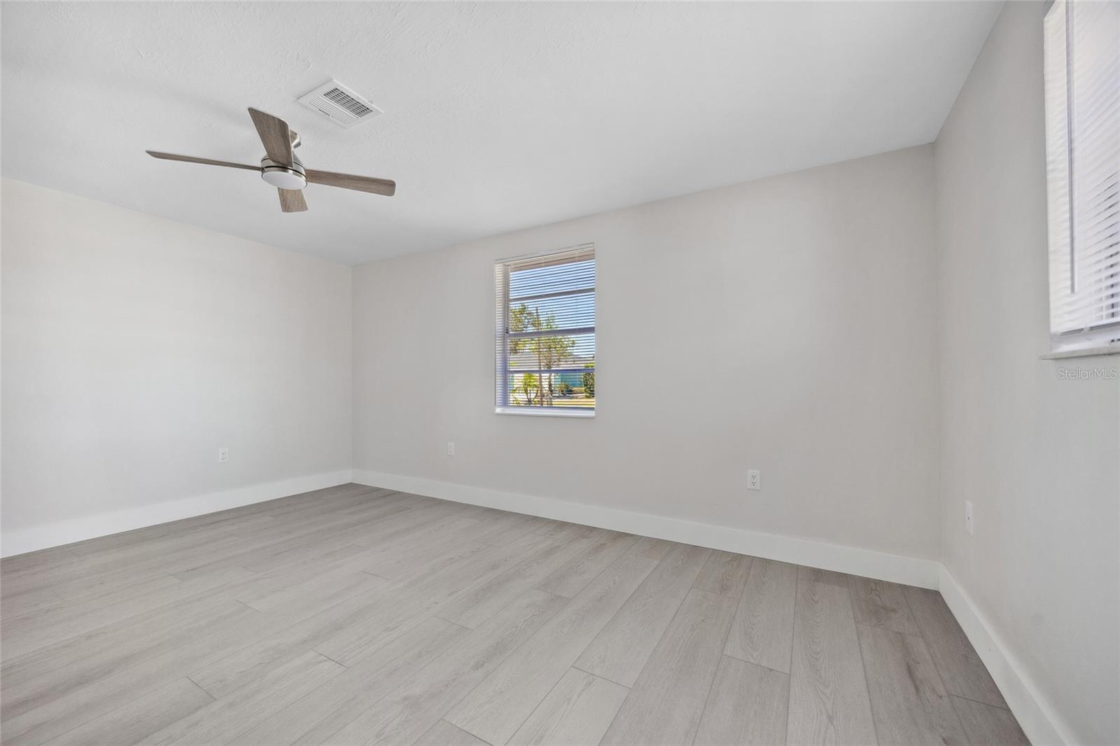 Image 15 of 31 For 10517 Greenway Avenue
