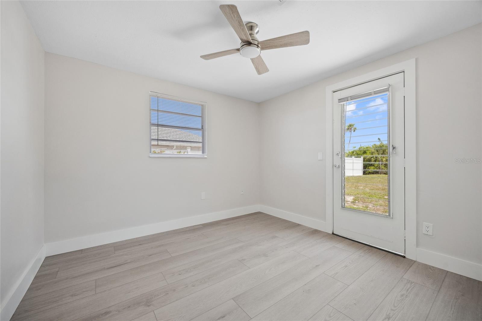 Image 16 of 31 For 10517 Greenway Avenue