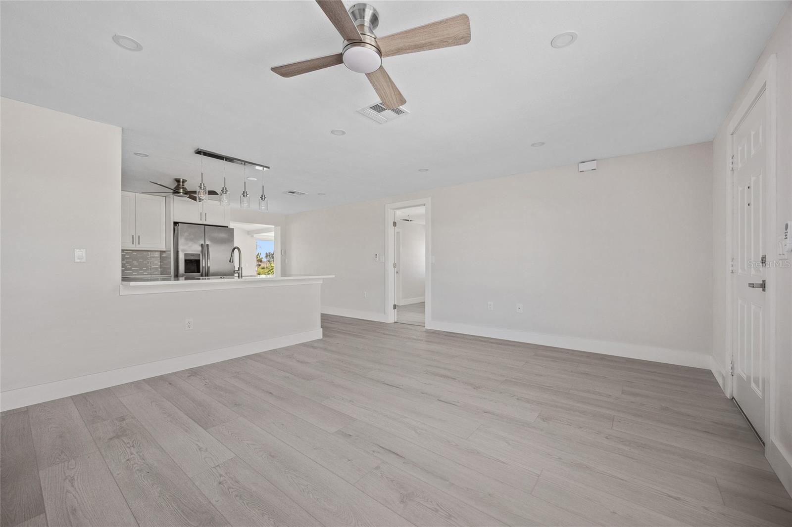Image 6 of 31 For 10517 Greenway Avenue