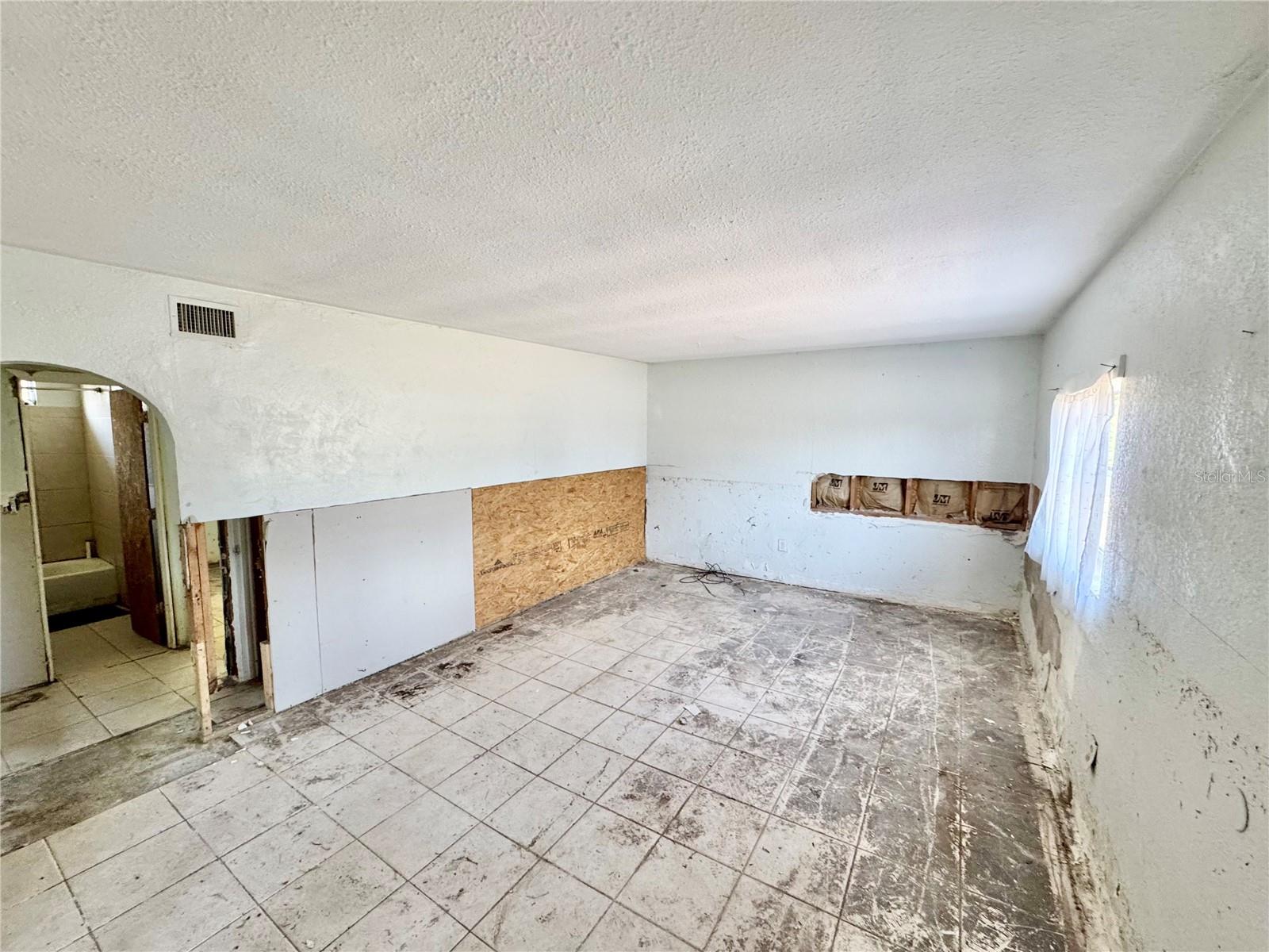 Image 4 of 25 For 23476 Harper Avenue