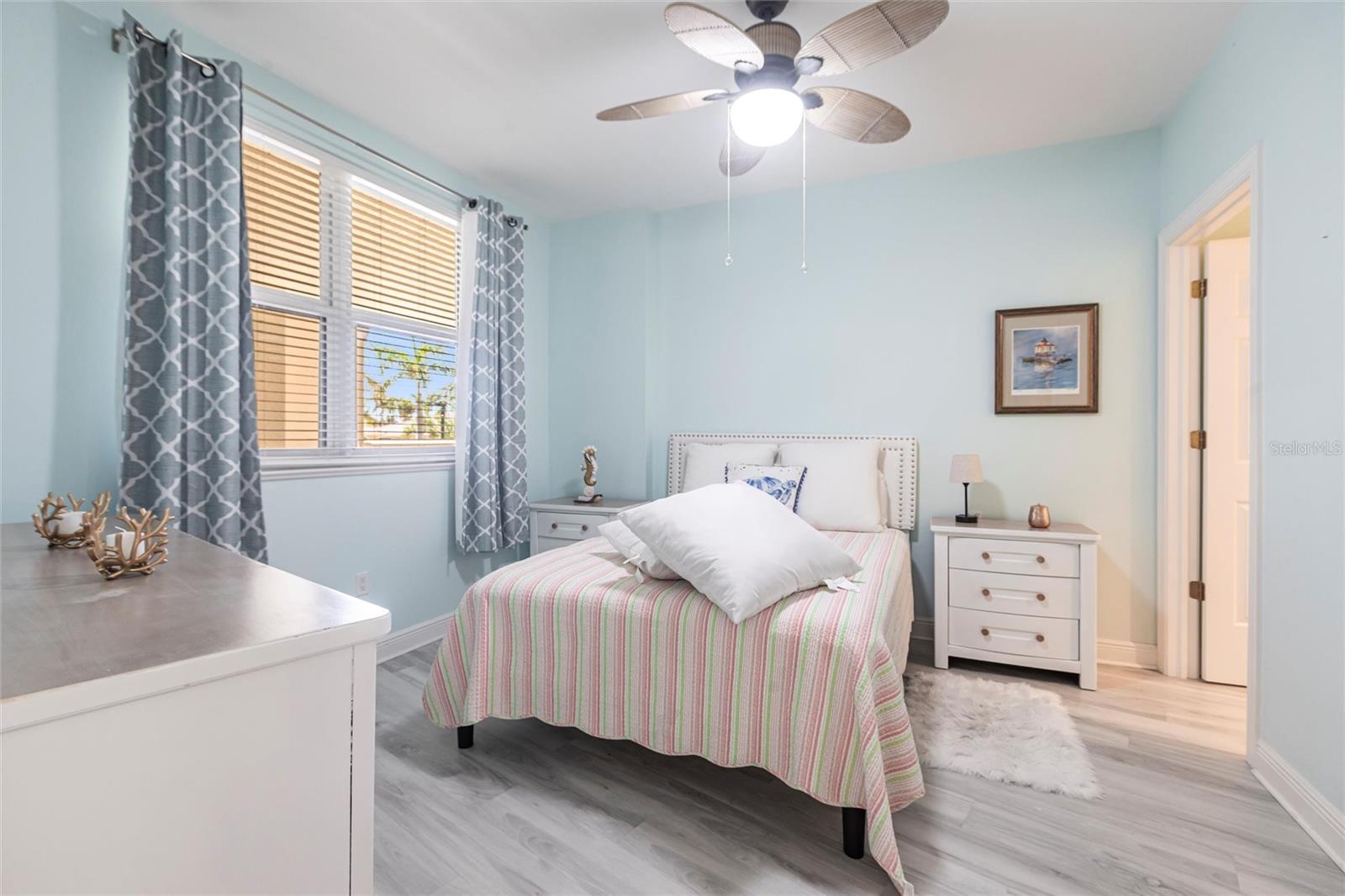 Image 24 of 68 For 3329 Sunset Key Circle 107