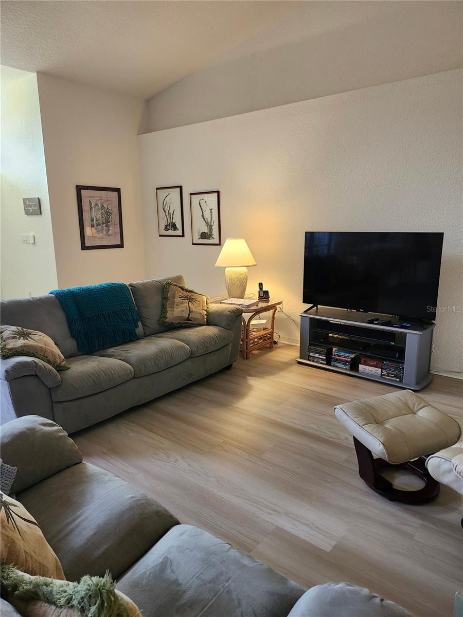 Image 4 of 13 For 1287 Aken Street