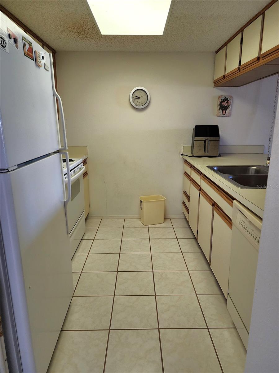 Image 5 of 24 For 4056 Oakview Drive E10