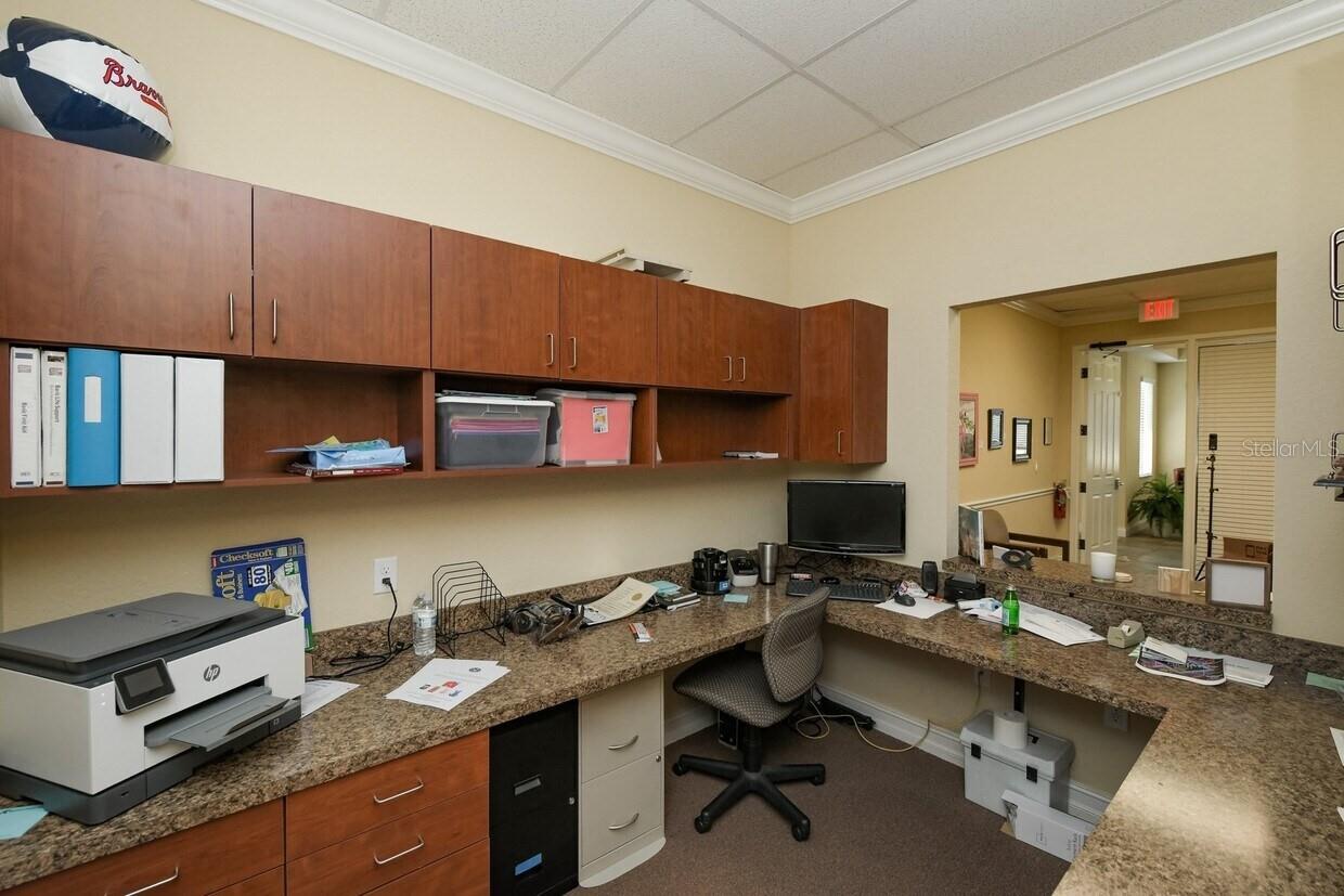 Listing photo id 4 for 5900 Pan American Boulevard