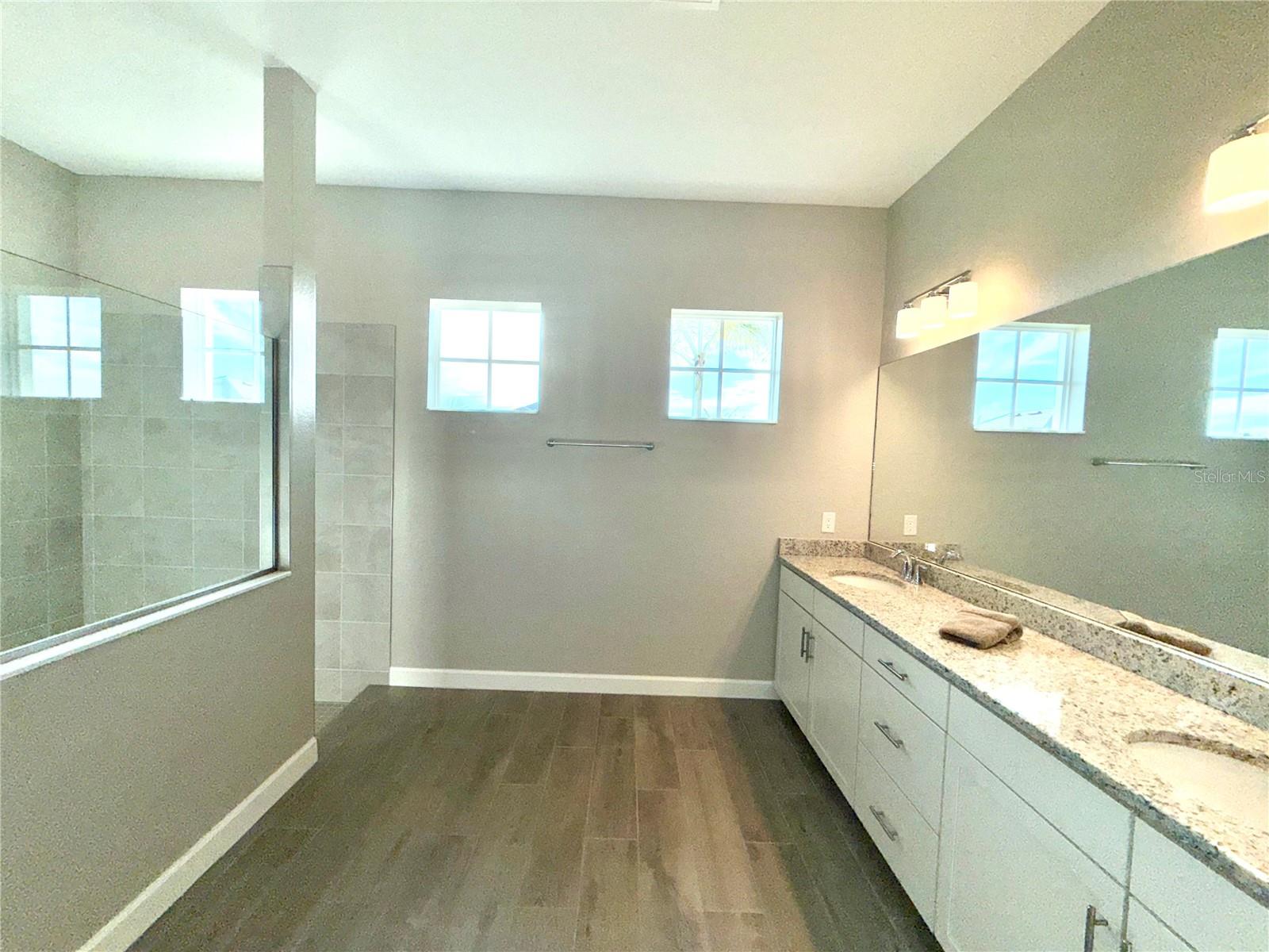 Image 20 of 35 For 15155 Scarlet Oak Court