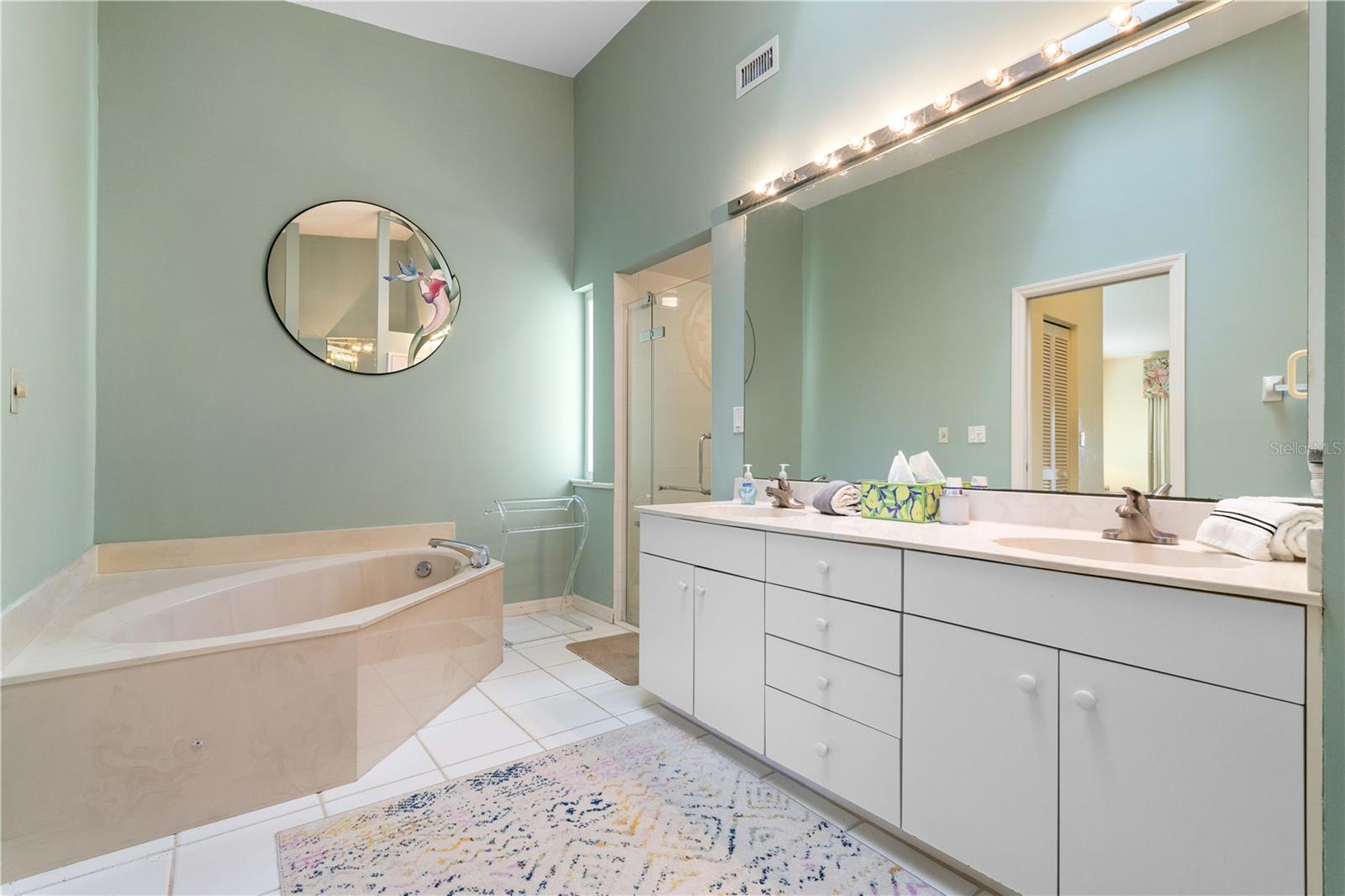 Image 36 of 57 For 2521 Marion Avenue 912