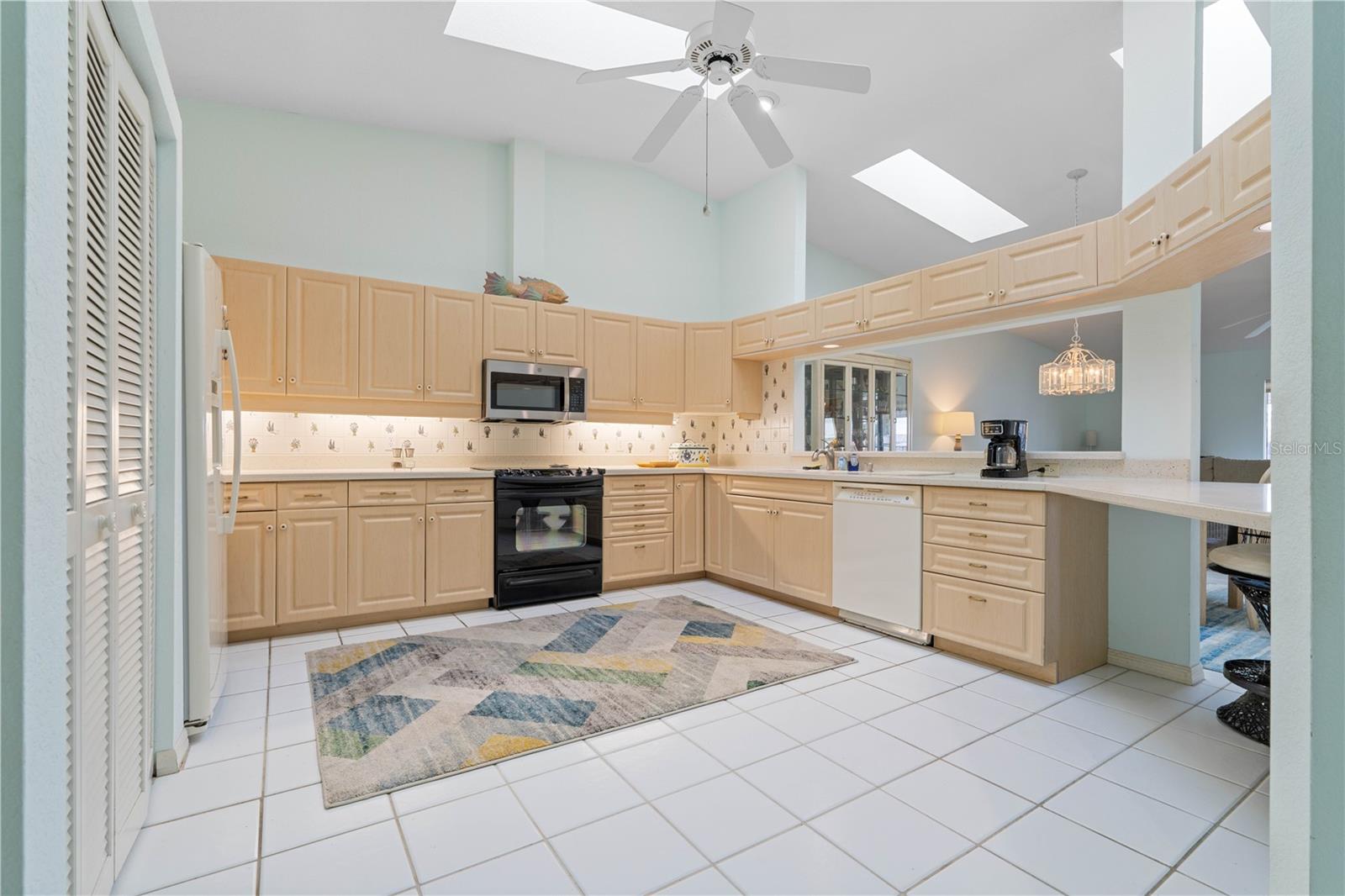 Image 7 of 57 For 2521 Marion Avenue 912