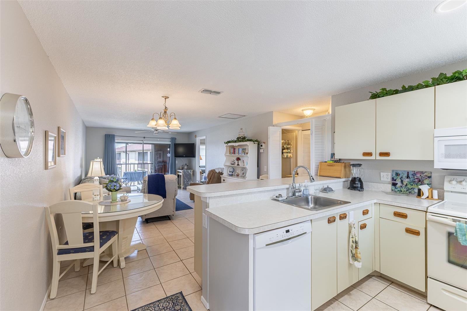 Image 6 of 36 For 25100 Sandhill Boulevard I-204