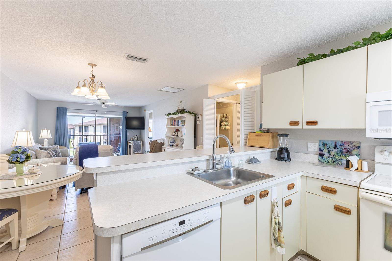 Image 8 of 36 For 25100 Sandhill Boulevard I-204