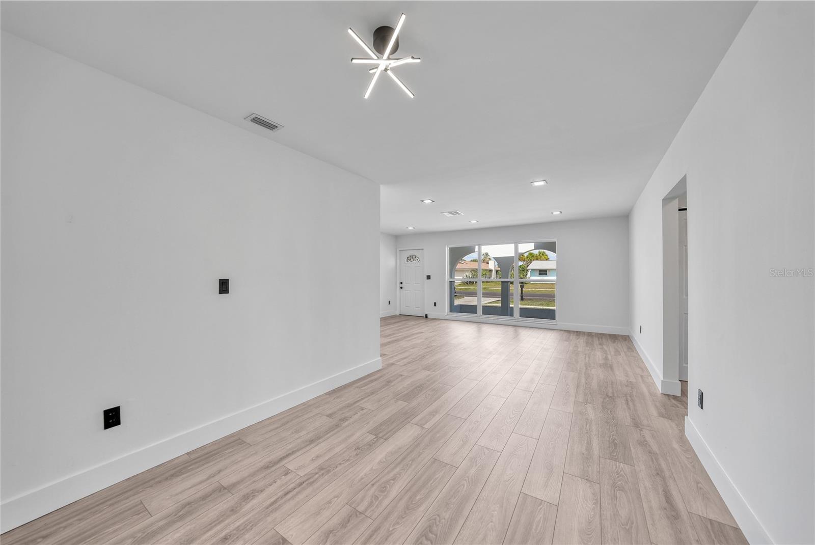 Image 5 of 36 For 2166 Beacon Drive