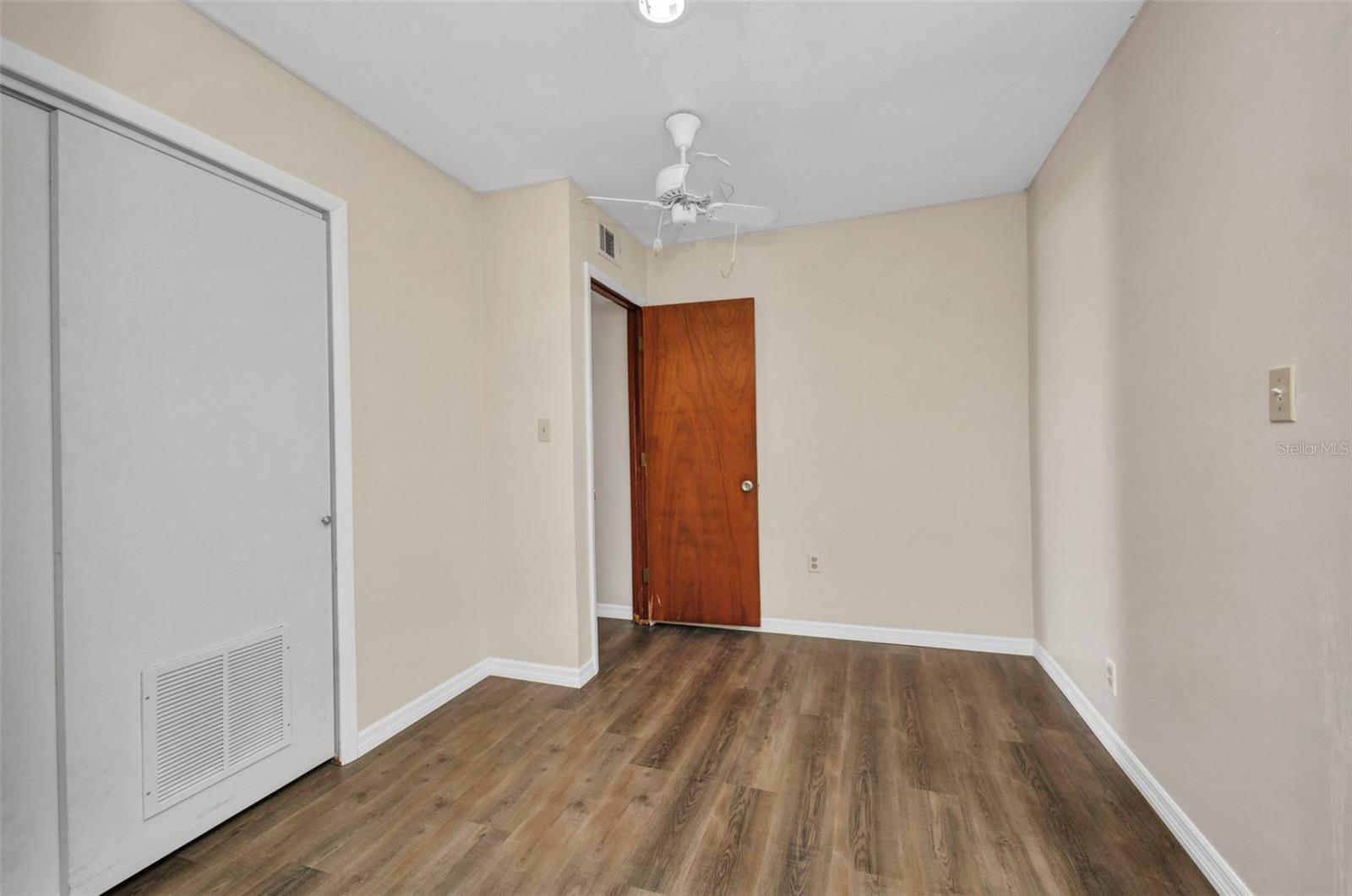 Image 21 of 35 For 426 Burland Street