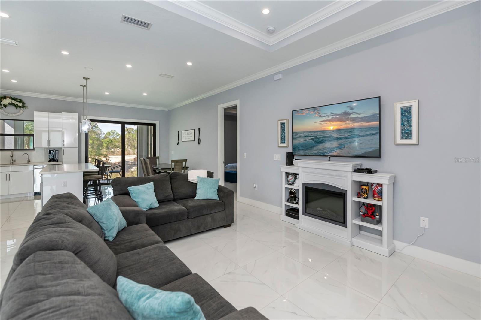 Image 8 of 53 For 816 Bell Boulevard S