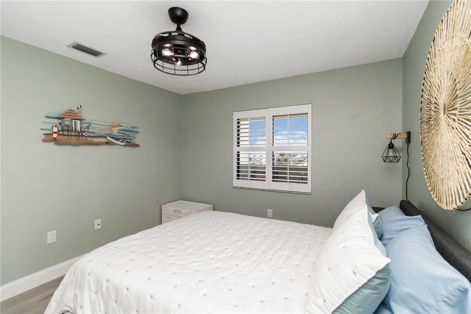 Image 32 of 65 For 1500 Park Beach Circle 5e