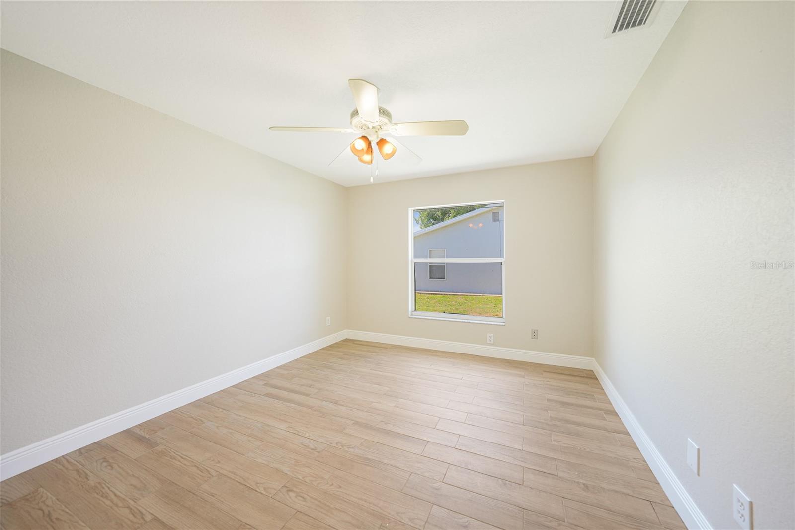 Image 19 of 48 For 11615 Pine Avenue