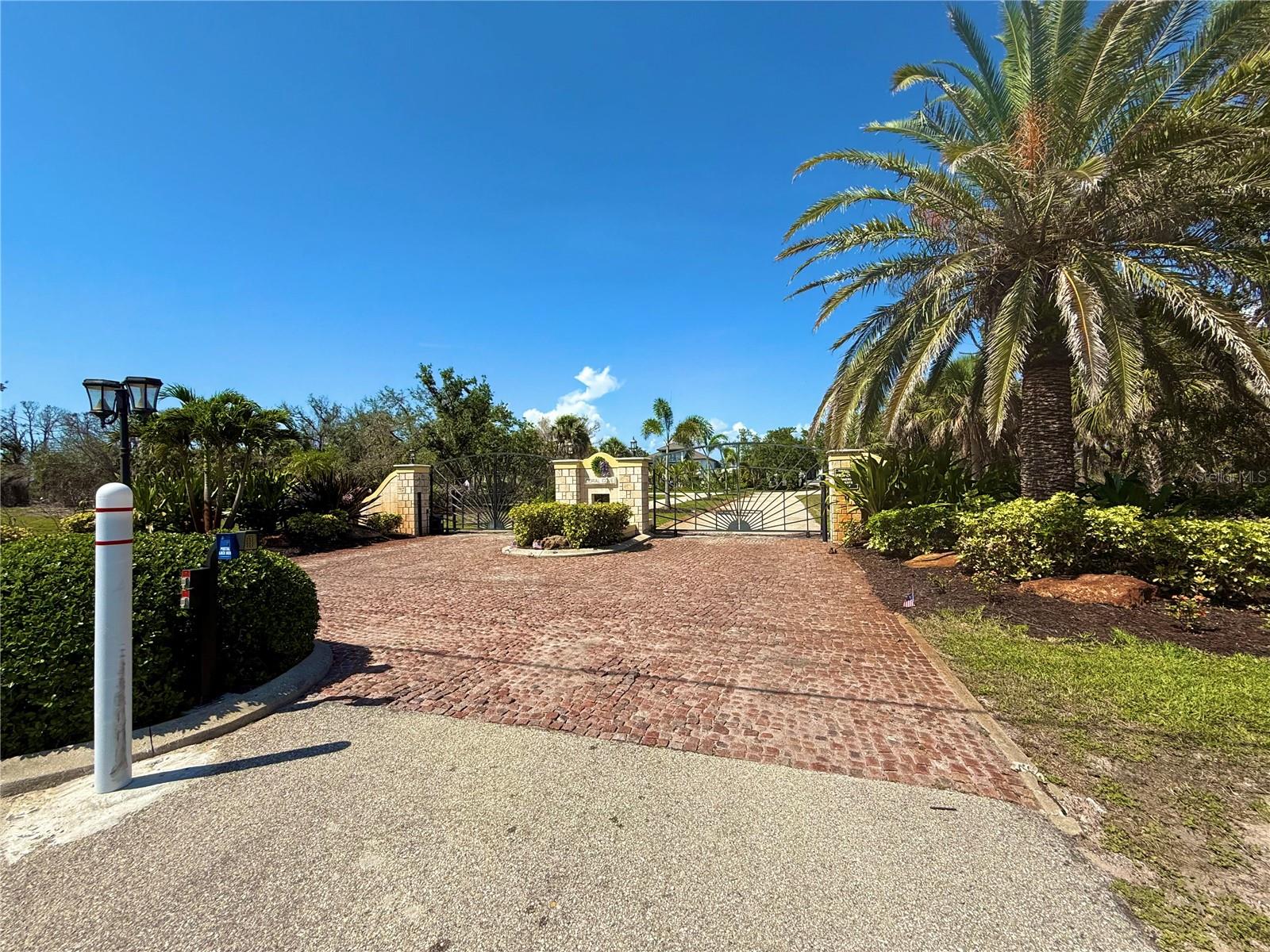 Image 6 of 9 For 10131 Creekside Drive
