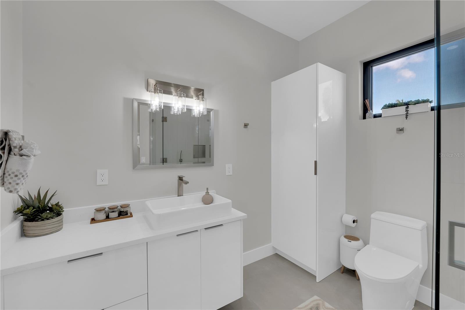 Image 39 of 57 For 1324 Longwood Drive
