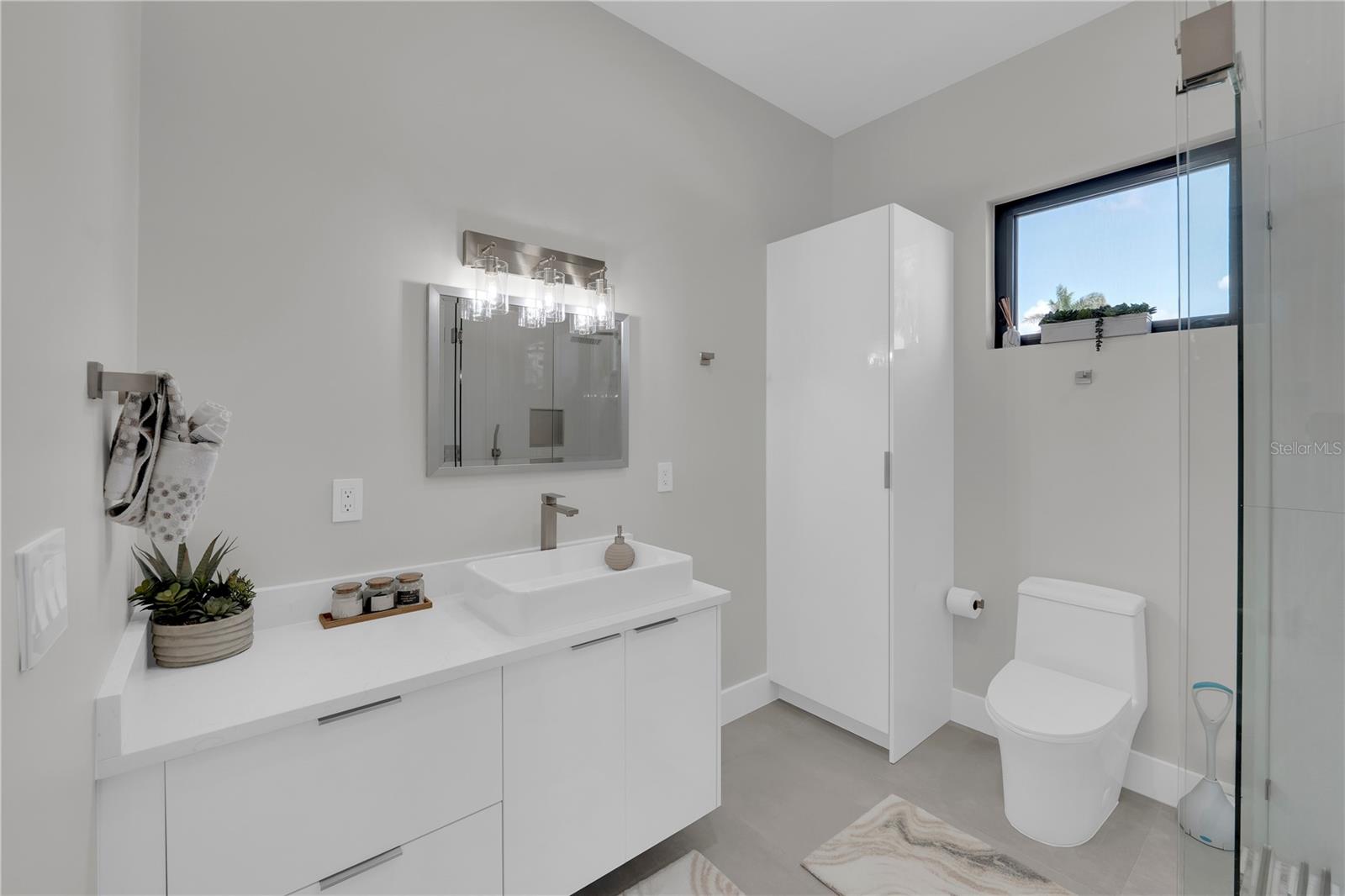 Image 41 of 57 For 1324 Longwood Drive