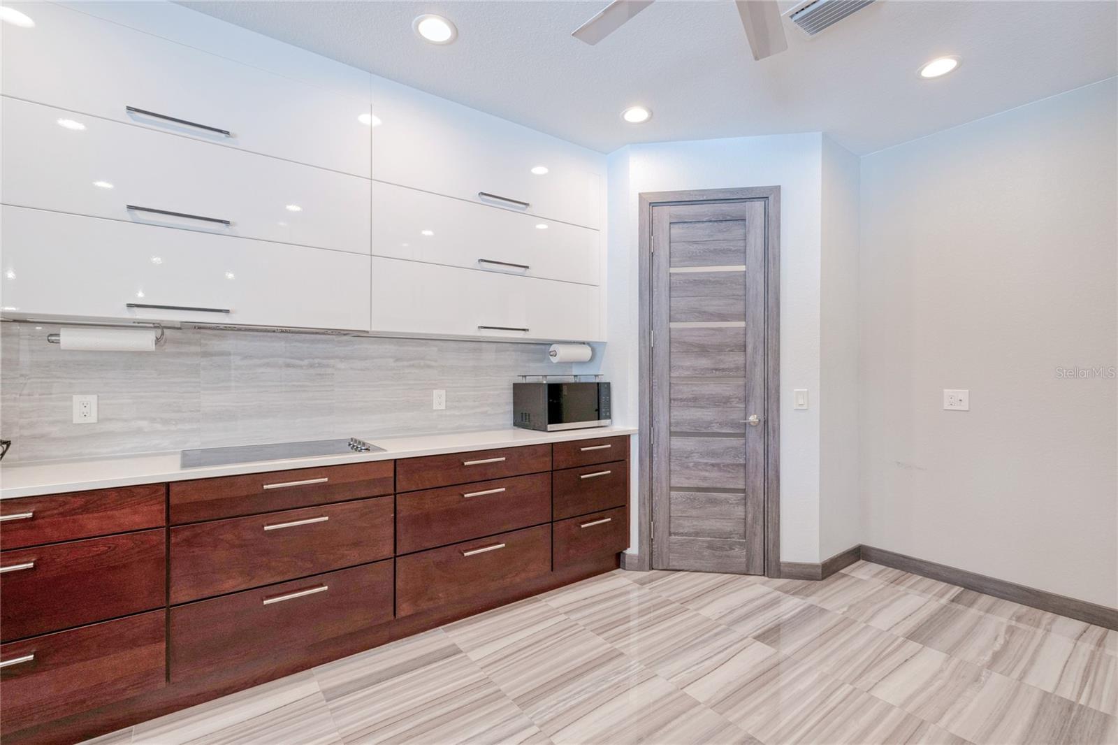 Image 17 of 52 For 13295 Eisenhower Drive
