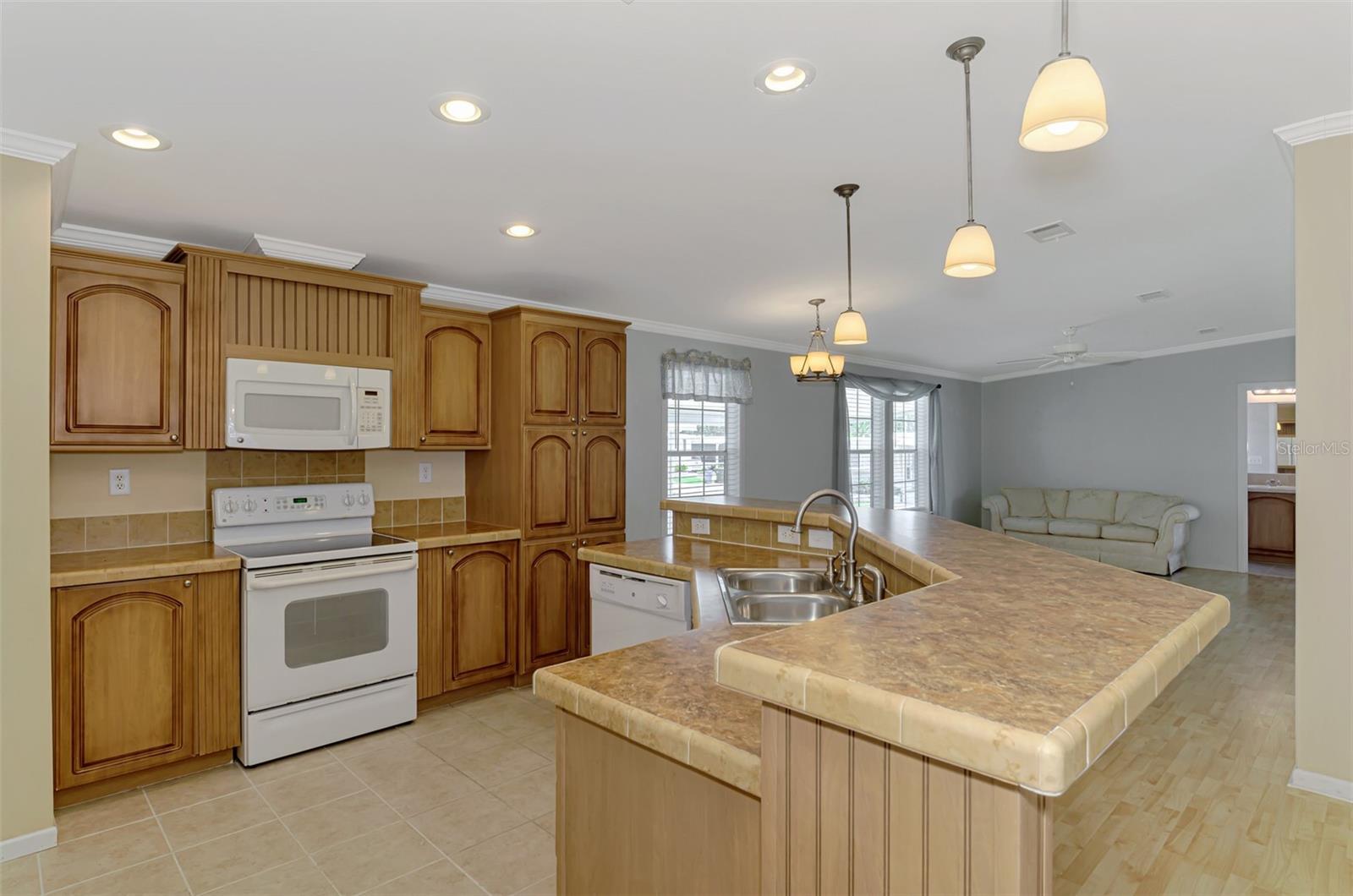 Image 18 of 82 For 621 Gloriosa Drive