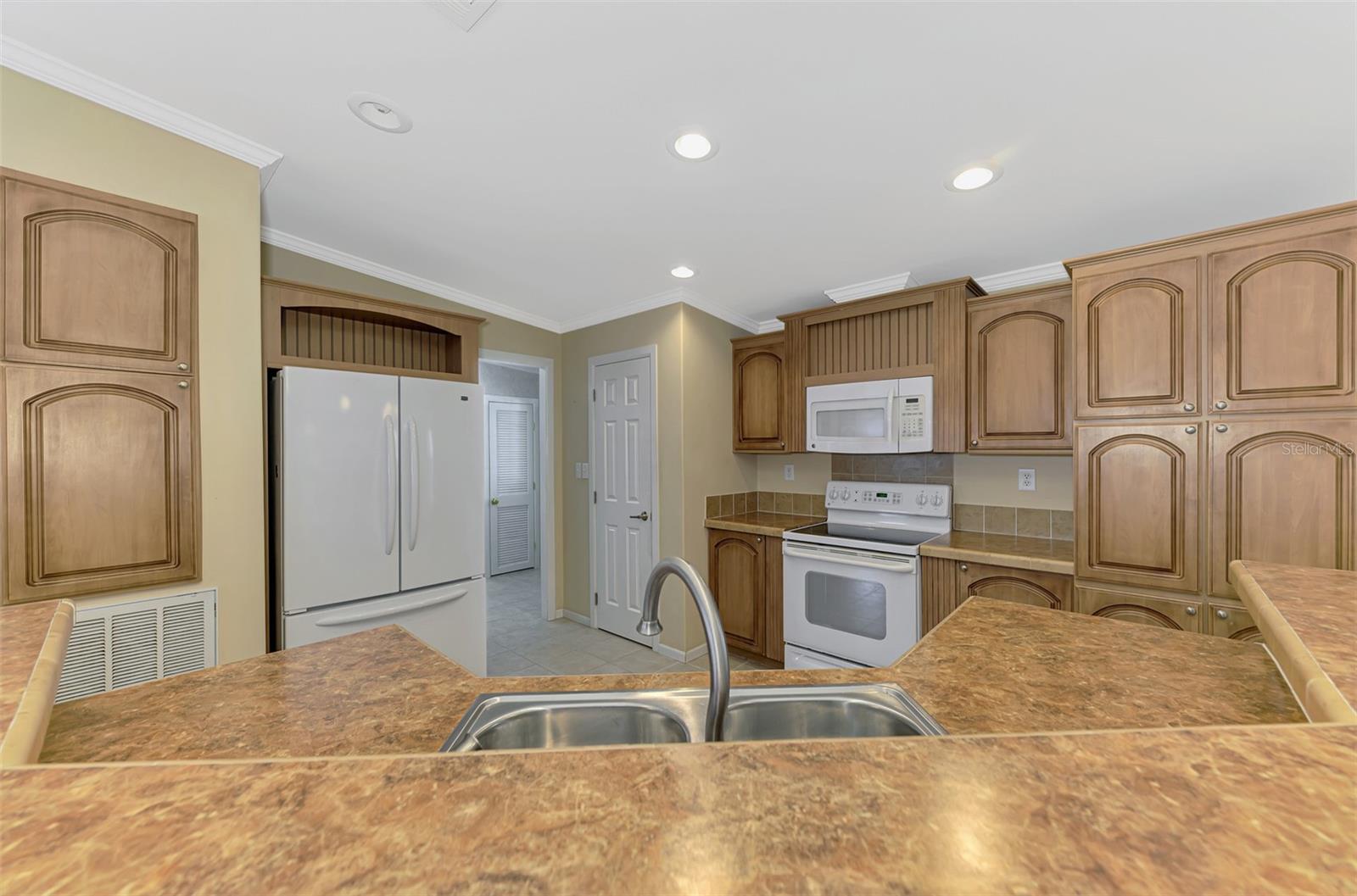 Image 19 of 82 For 621 Gloriosa Drive