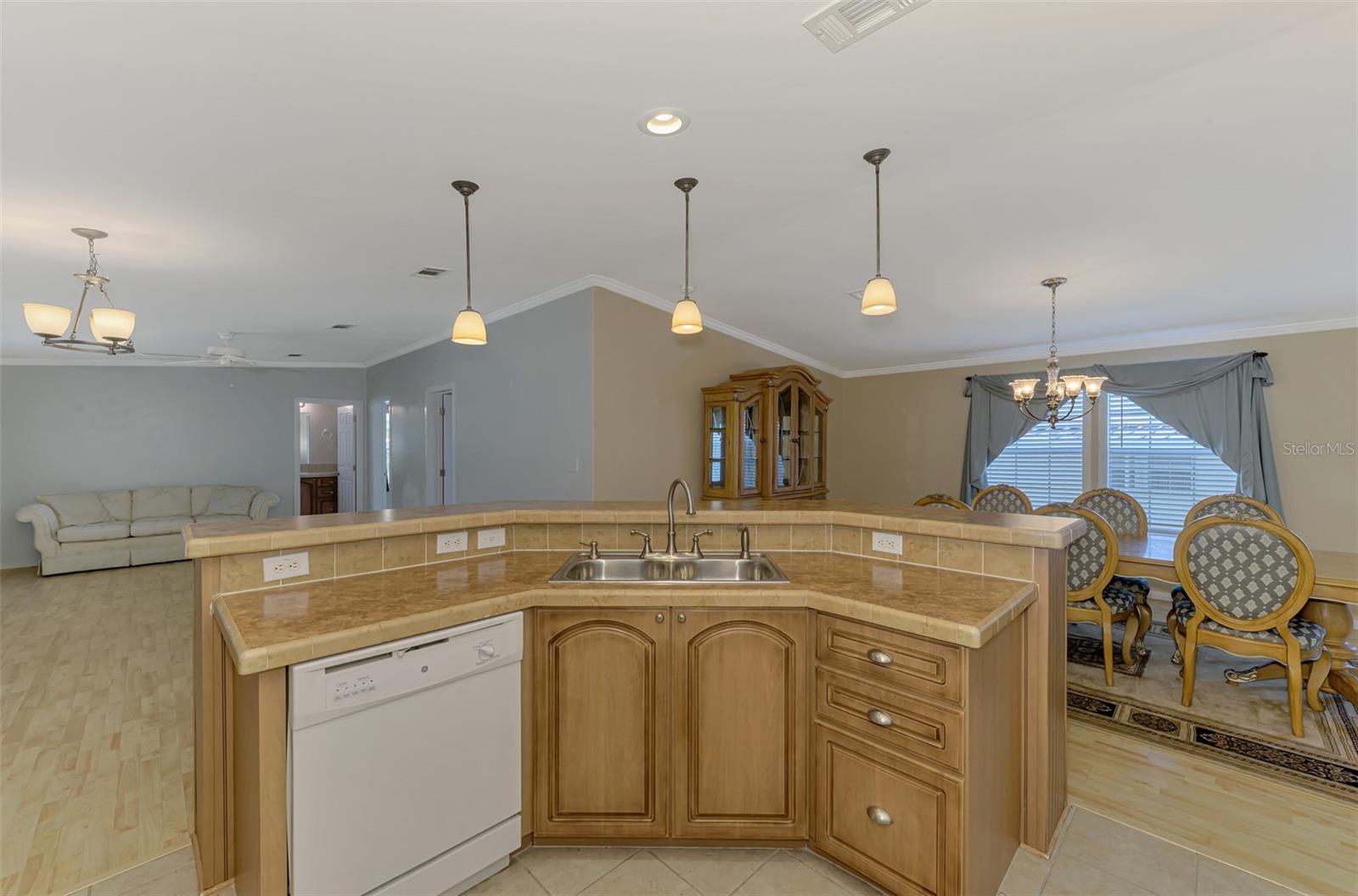 Image 21 of 82 For 621 Gloriosa Drive