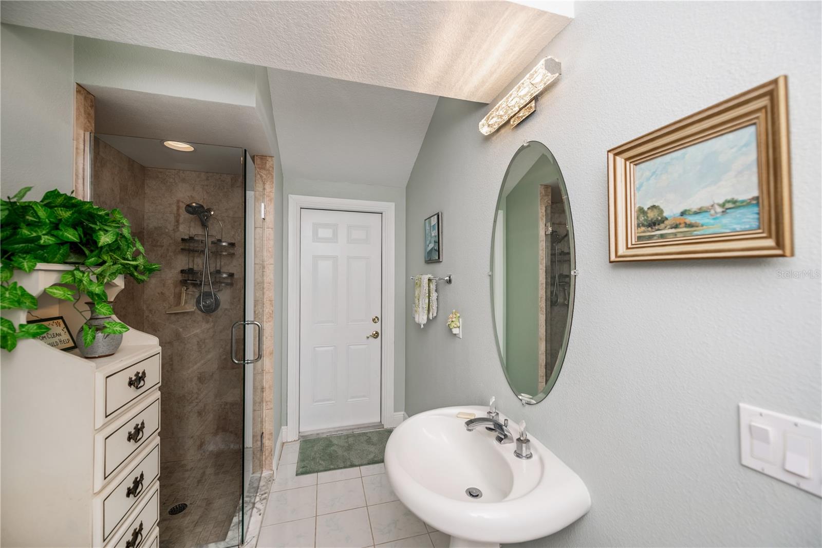 Image 34 of 84 For 17400 White Water Court