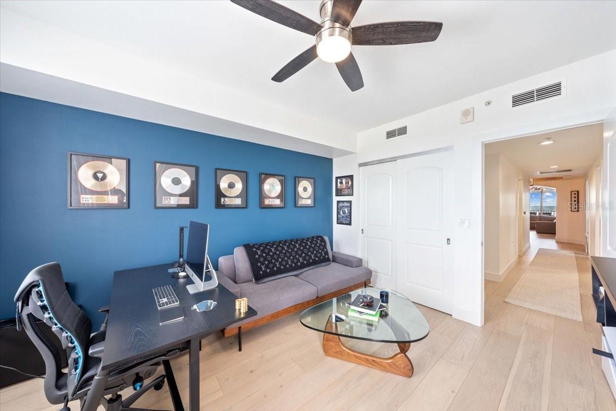 Image 21 of 37 For 2104 1st Street 1402