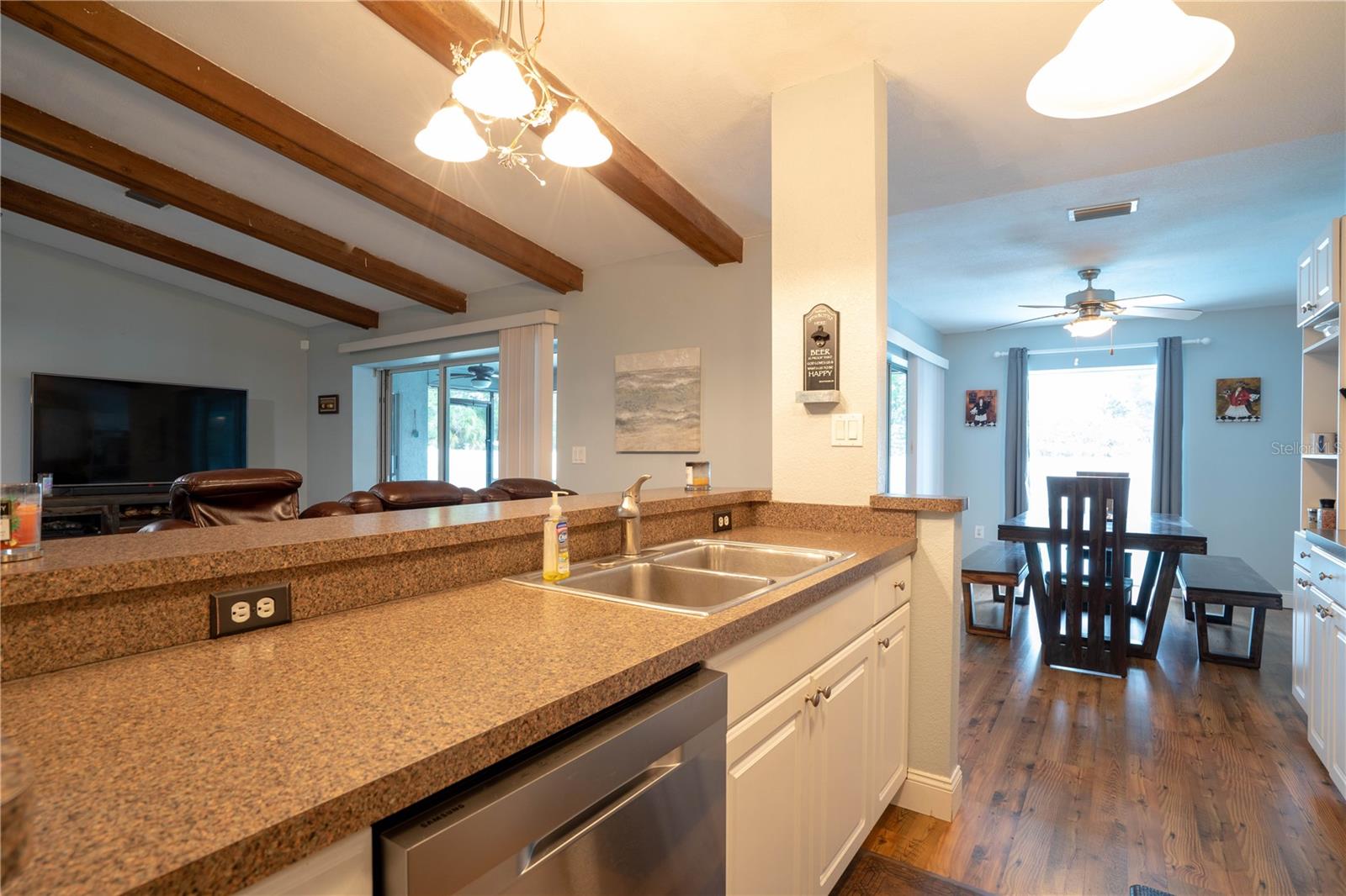Image 15 of 41 For 21220 Pemberton Avenue
