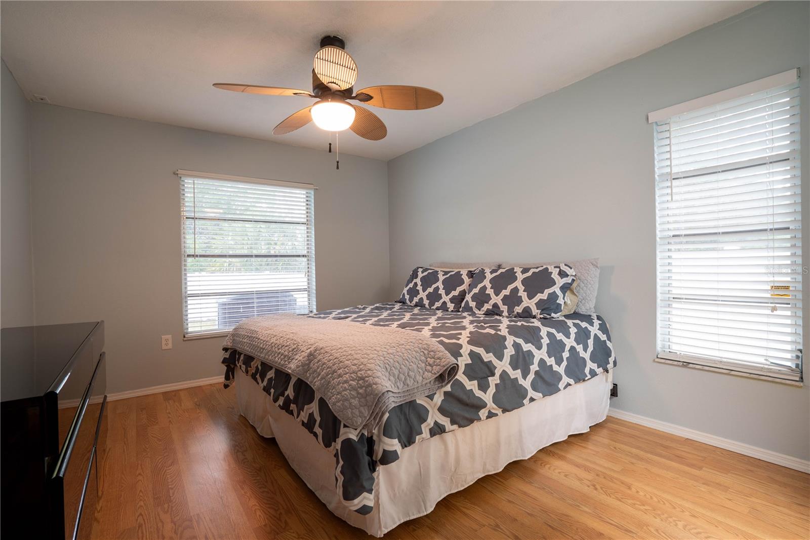 Image 24 of 41 For 21220 Pemberton Avenue