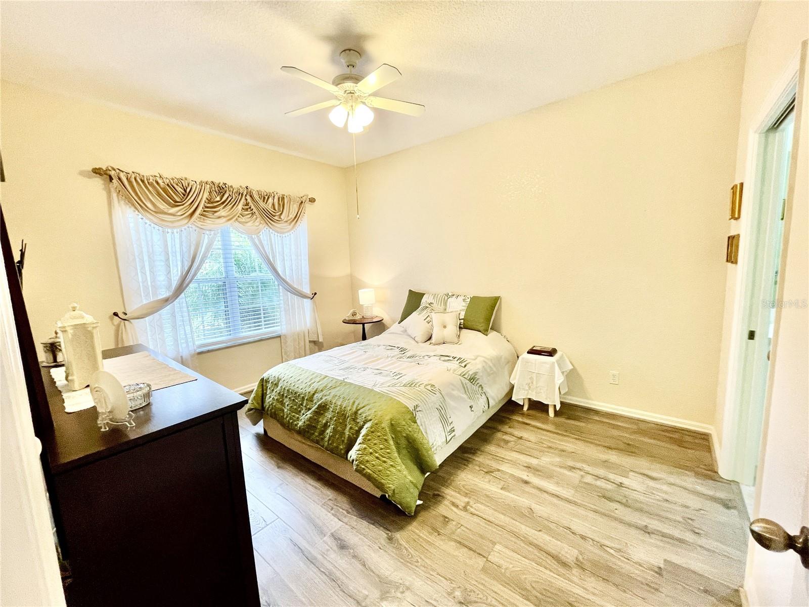 Image 28 of 70 For 1431 Red Oak Lane