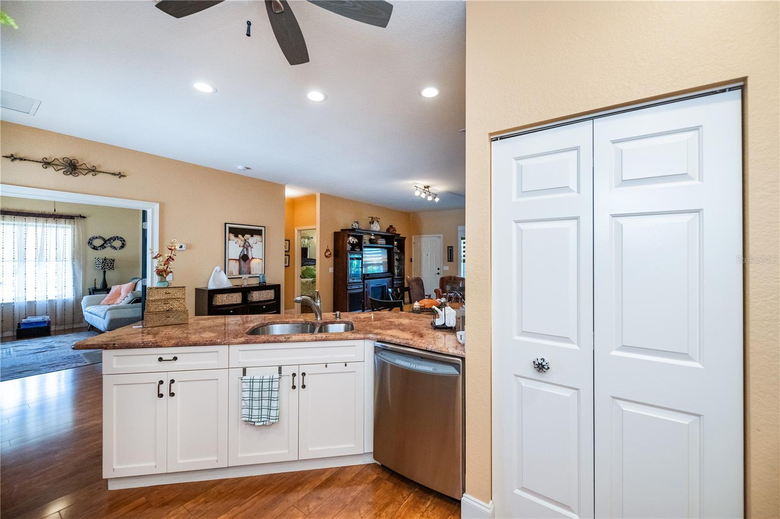 Image 21 of 68 For 1318 Red Oak Lane