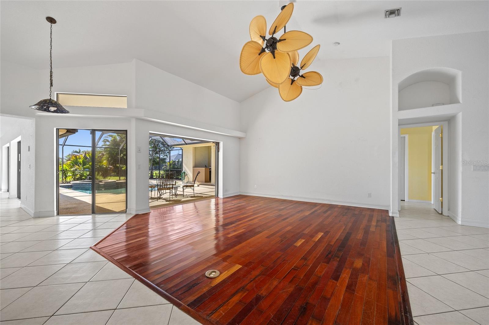 Image 7 of 34 For 264 Rotonda Boulevard N