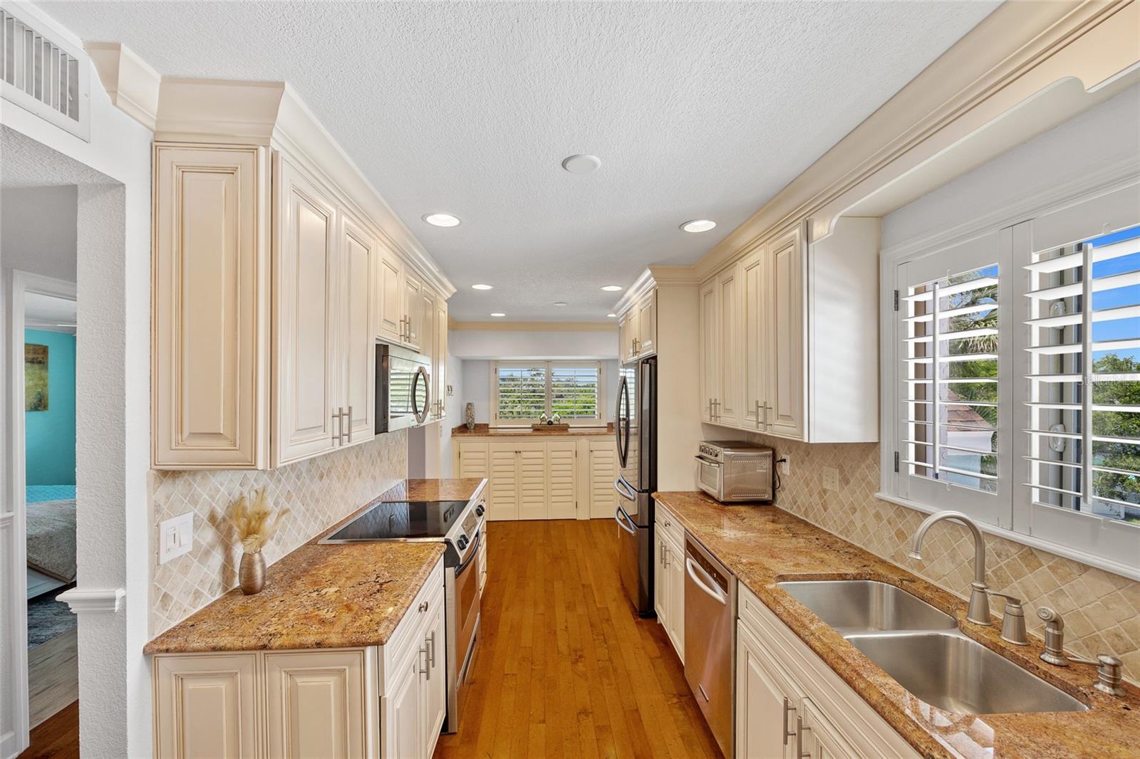 Image 10 of 46 For 53 Bay Heights Road 307