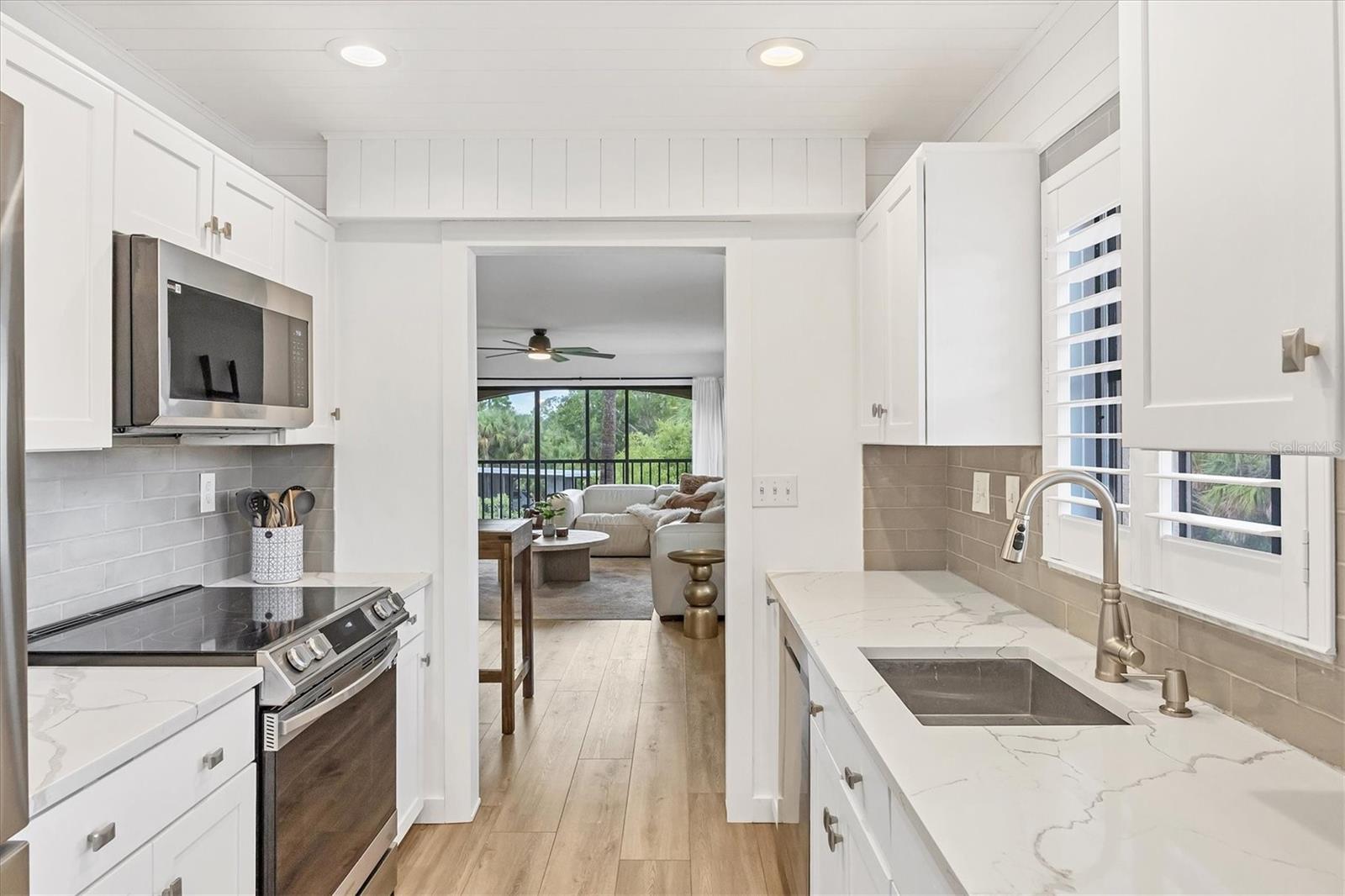 Image 18 of 43 For 23465 Harborview Road 1031