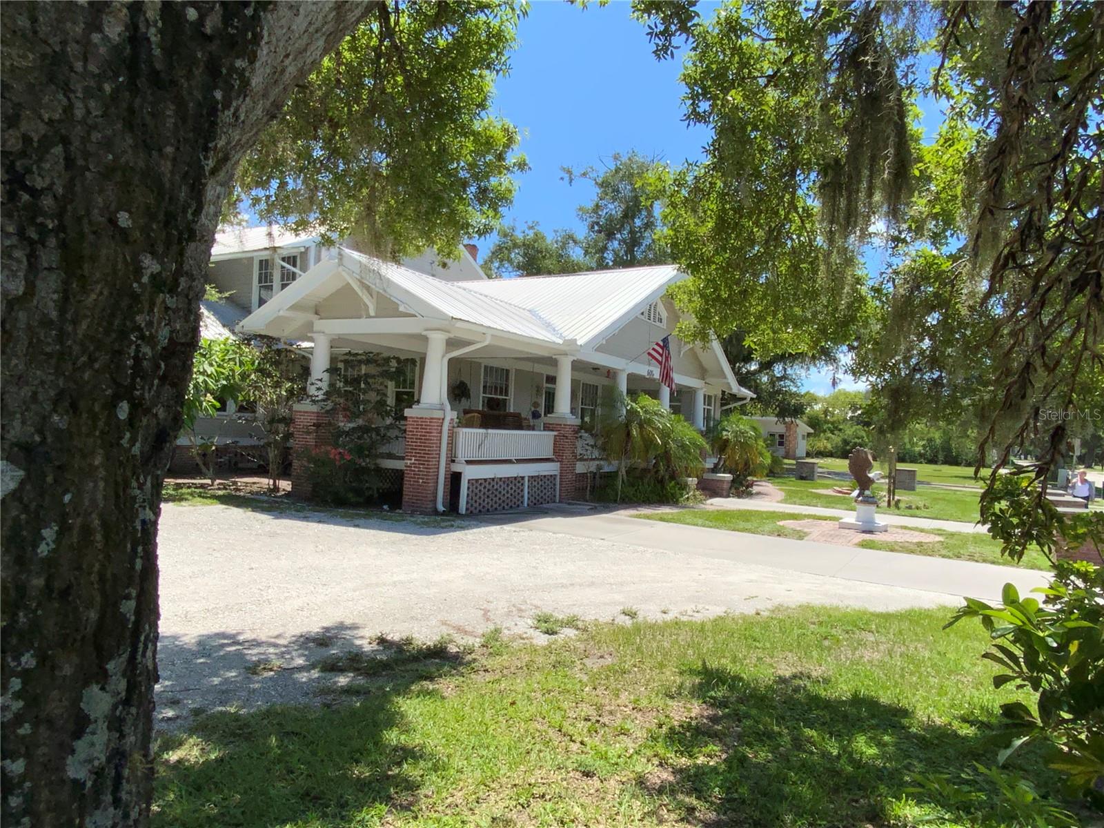 Image 17 of 80 For 606 Oak Street