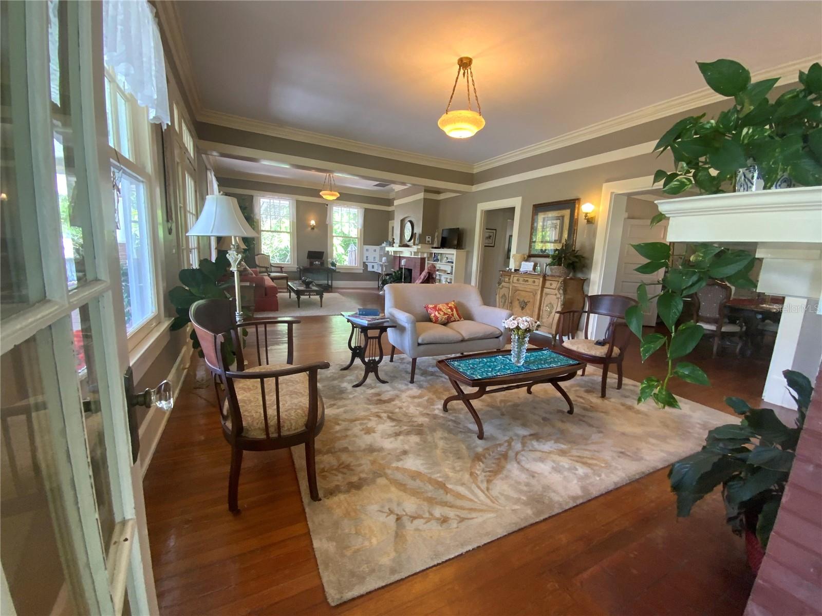Image 3 of 80 For 606 Oak Street