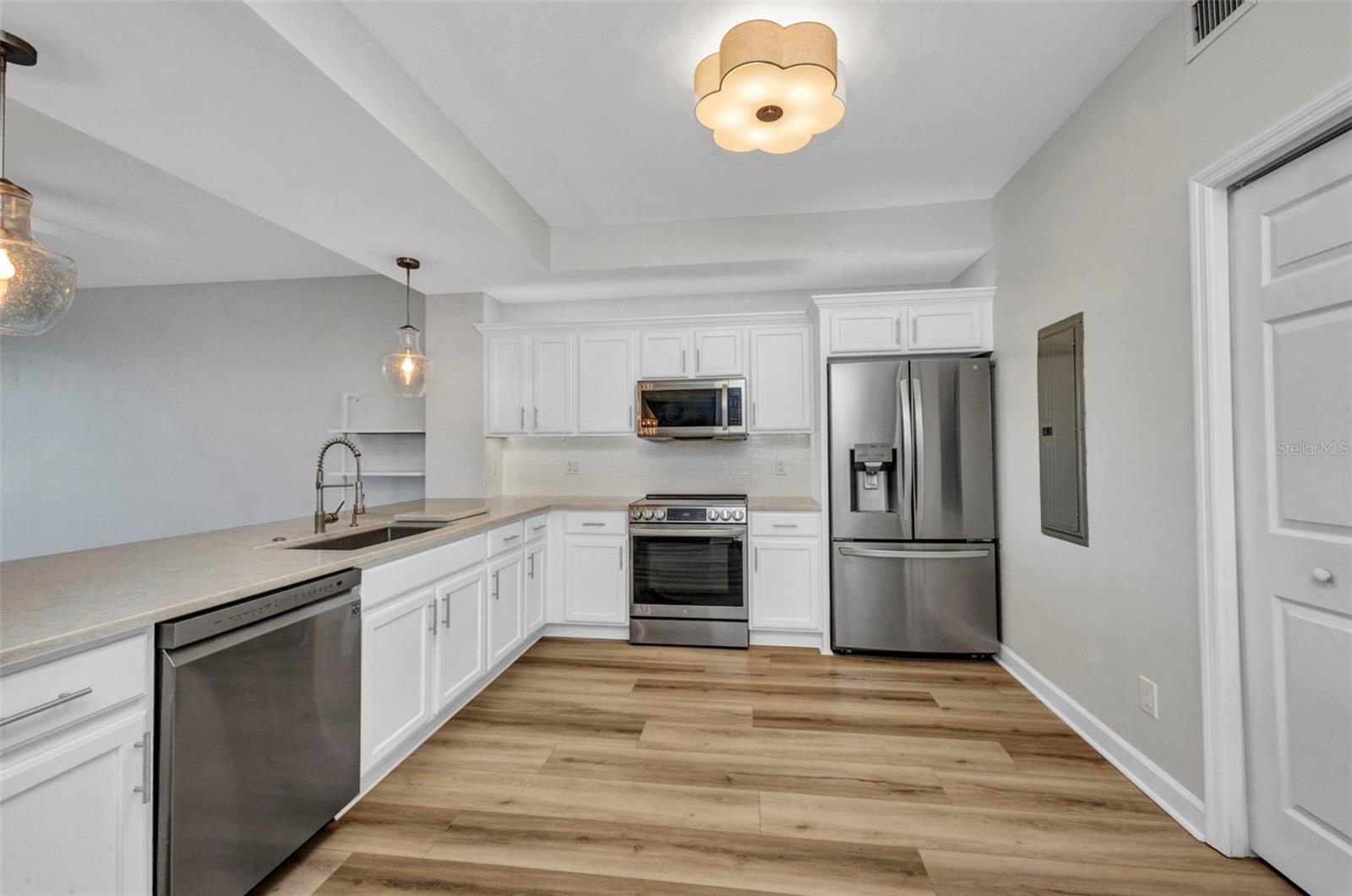 Image 3 of 50 For 900 Marion Avenue 1203